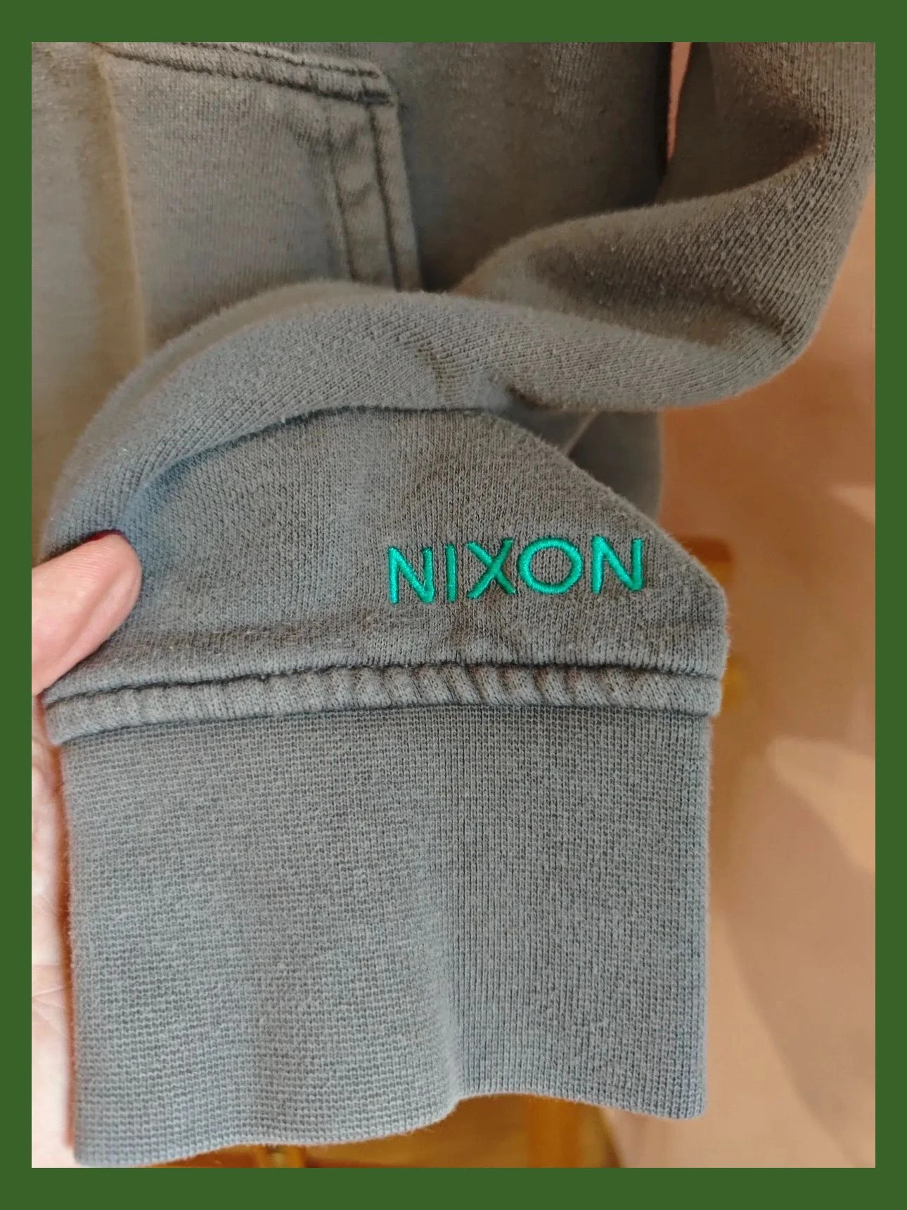 🌺 Sudadera gris con logo verde marca Nixon , talla M – Nixon – taille M 2