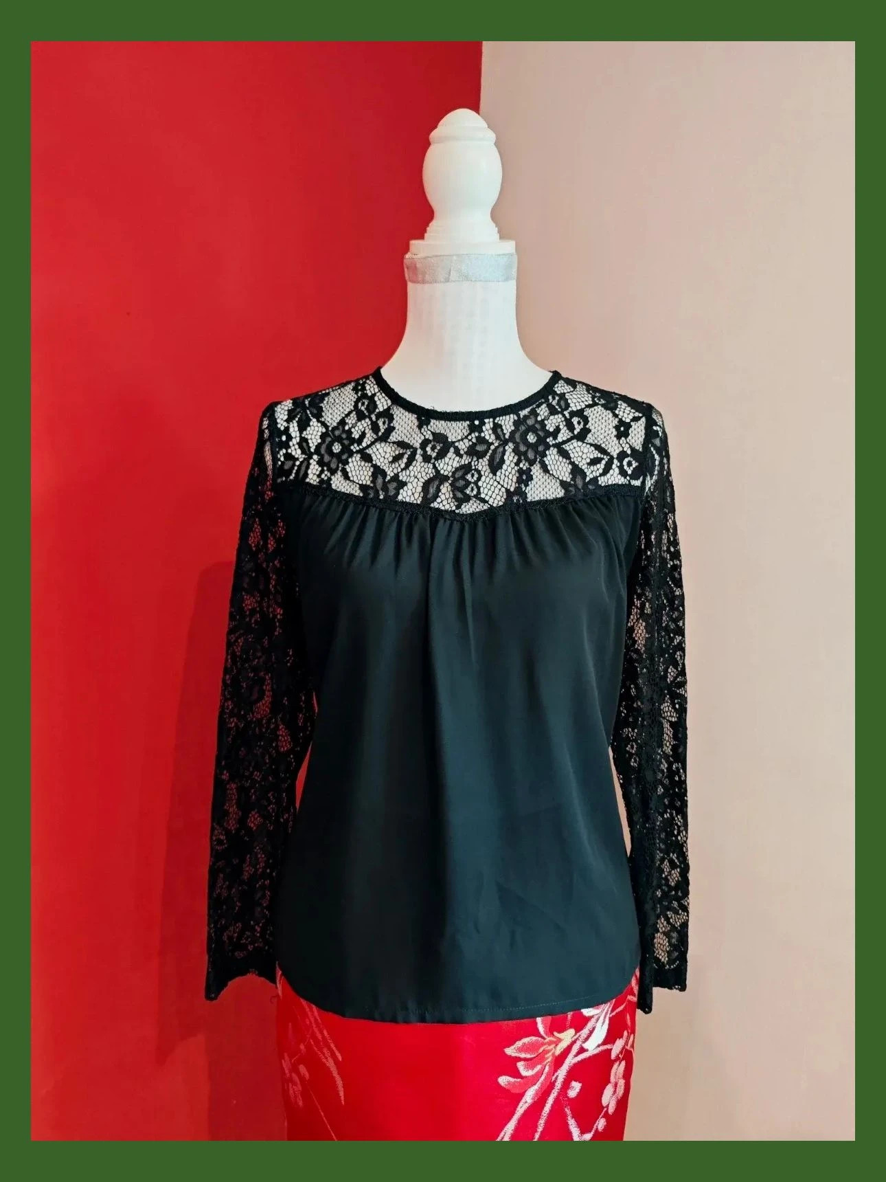 🌺 Bonita blusa negra con blonda en mangas y parte superior
