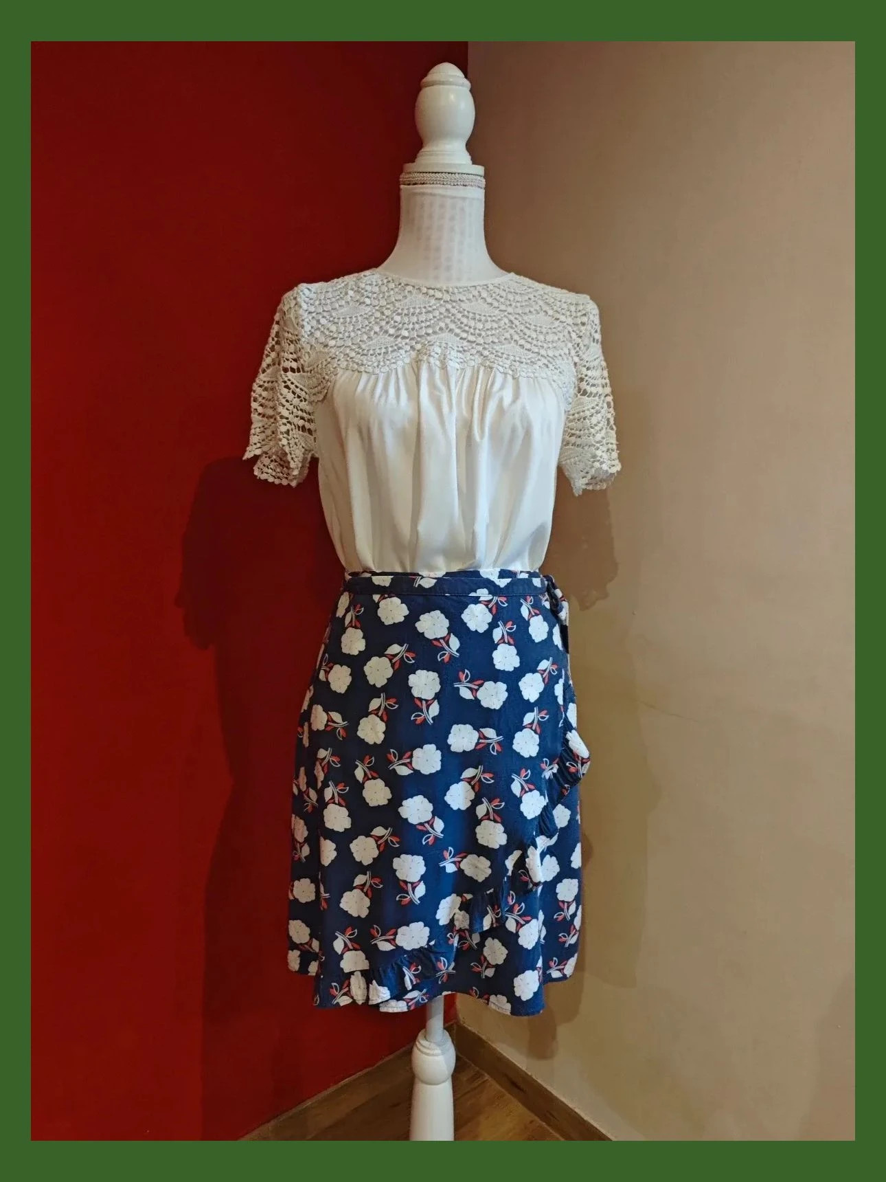 🌺 Bonita minifalda cruzada azul con estampado floral blanco y rojo