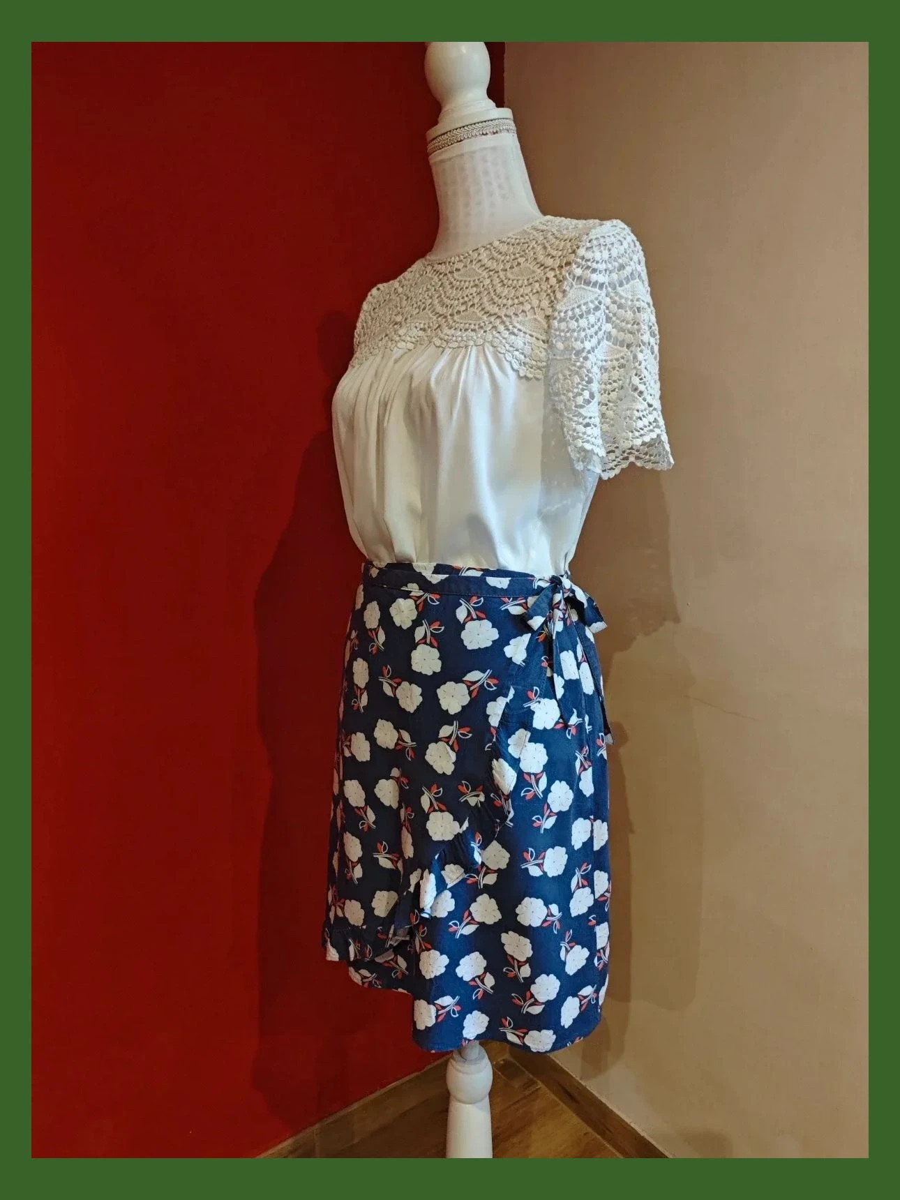 🌺 Bonita minifalda cruzada azul con estampado floral blanco y rojo – Gambettes Box – taille M / 38 / 10 2