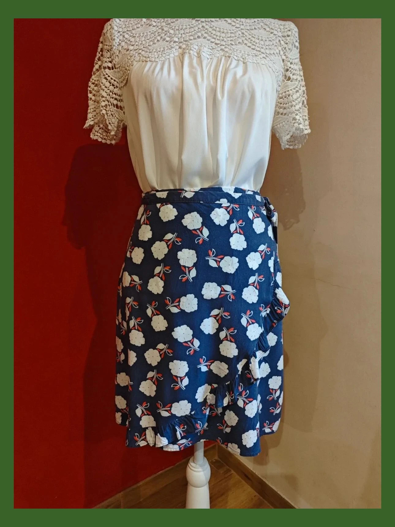 🌺 Bonita minifalda cruzada azul con estampado floral blanco y rojo – Gambettes Box – taille M / 38 / 10 3