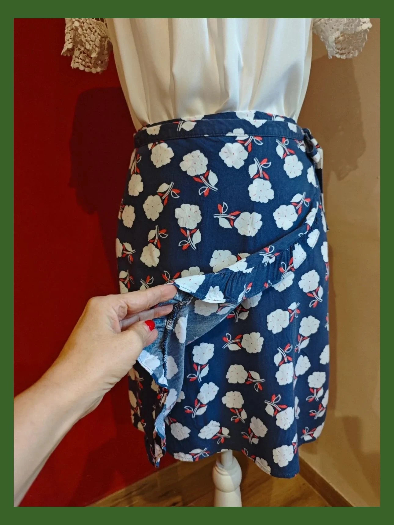 🌺 Bonita minifalda cruzada azul con estampado floral blanco y rojo – Gambettes Box – taille M / 38 / 10 4
