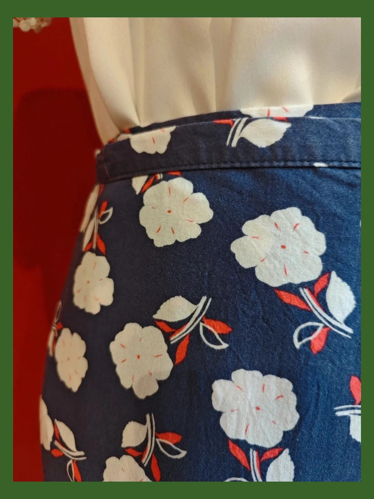 🌺 Bonita minifalda cruzada azul con estampado floral blanco y rojo – Gambettes Box – taille M / 38 / 10 5