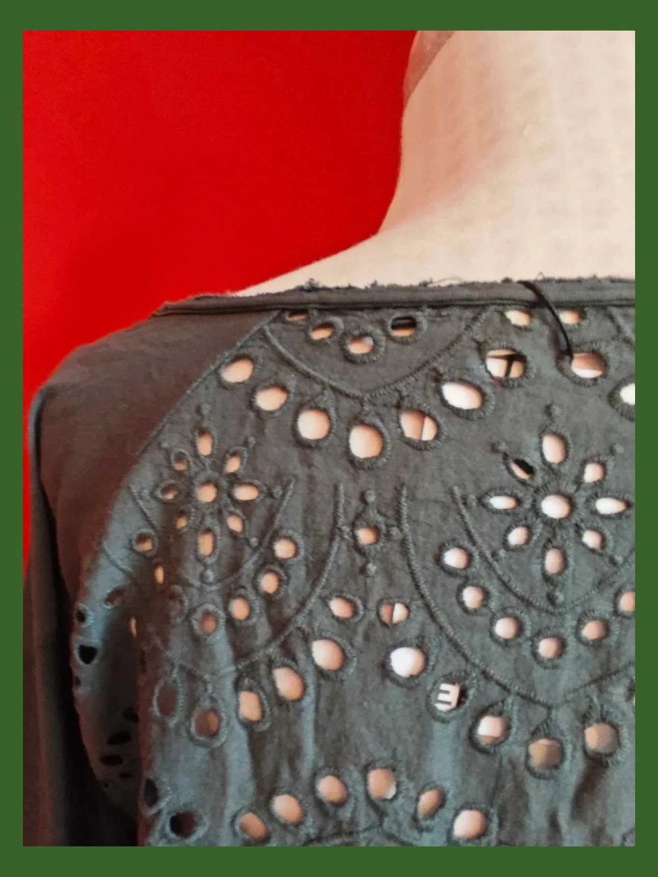 🌺 Camiseta de algodón gris con la parte trasera de bordados troquelados – Uno Piu Uno – taille XL / 42 / 14 5