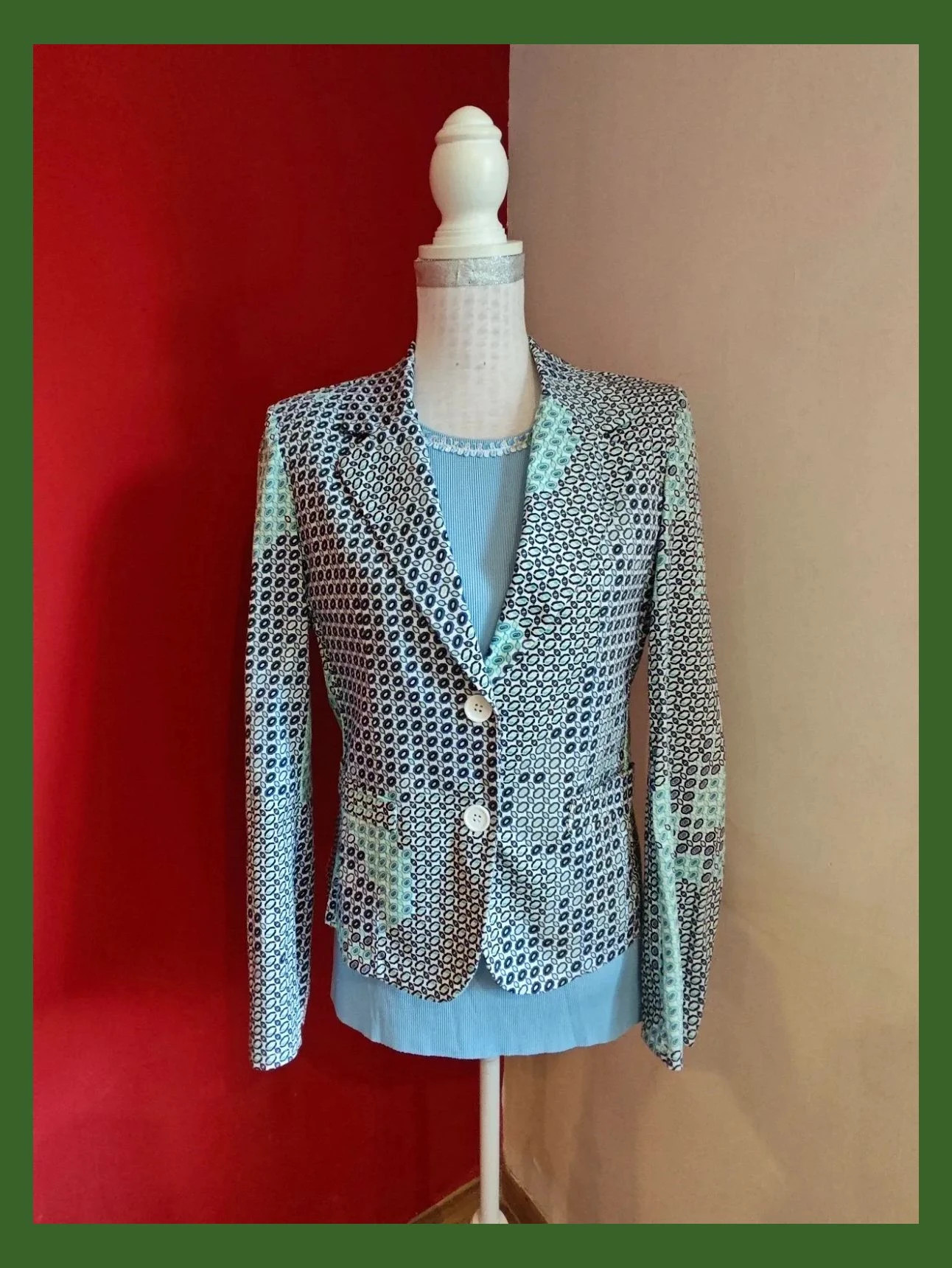 🌺Bonita blazer entallada blanca con estampado geometrico tonos azul y verde