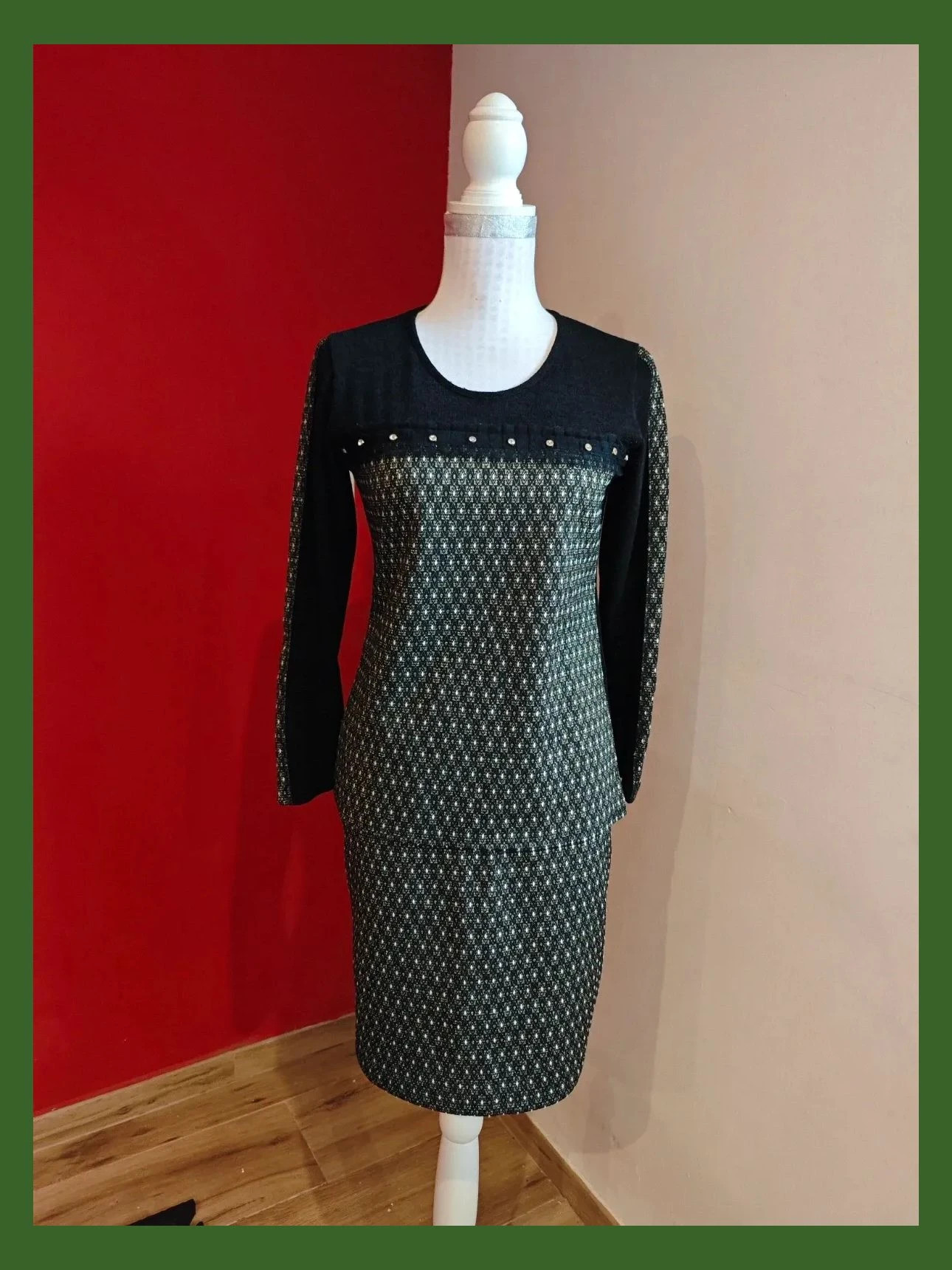 🌺Conjunto de blusa y falda punto negro y figuras doradas y blanco con brillantes y puntilla, talla M