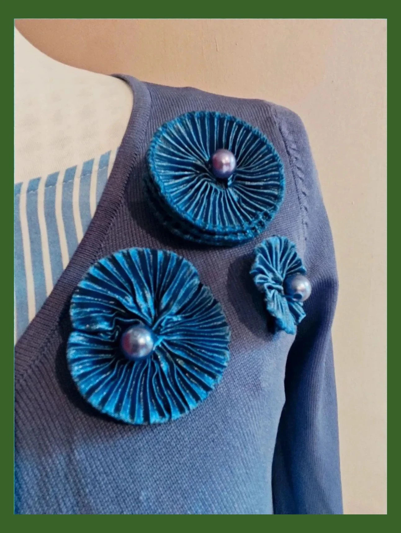 🌺Preciosa rebeca cortita de algodón y viscosa con flores rizadas de raso y perlas – Evis – taille S / 36 / 8 3