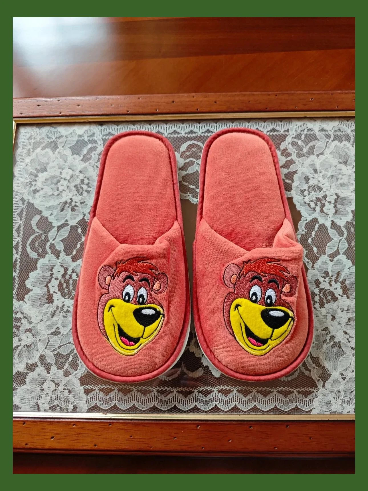🌺 Zapatillas para casa de terciopelo tono caldera con oso Yogui bordado – taille 37