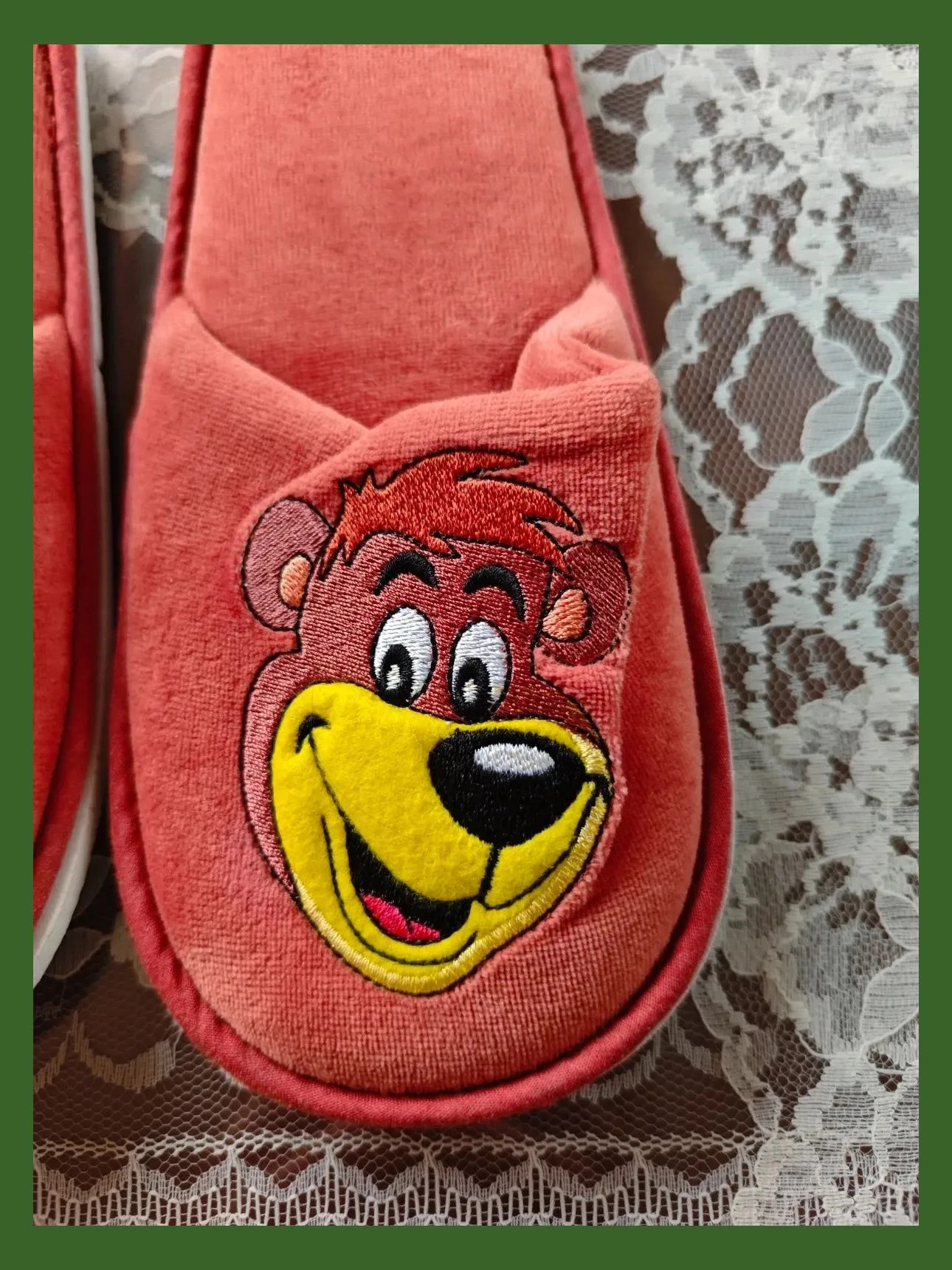 🌺 Zapatillas para casa de terciopelo tono caldera con oso Yogui bordado – taille 37 2