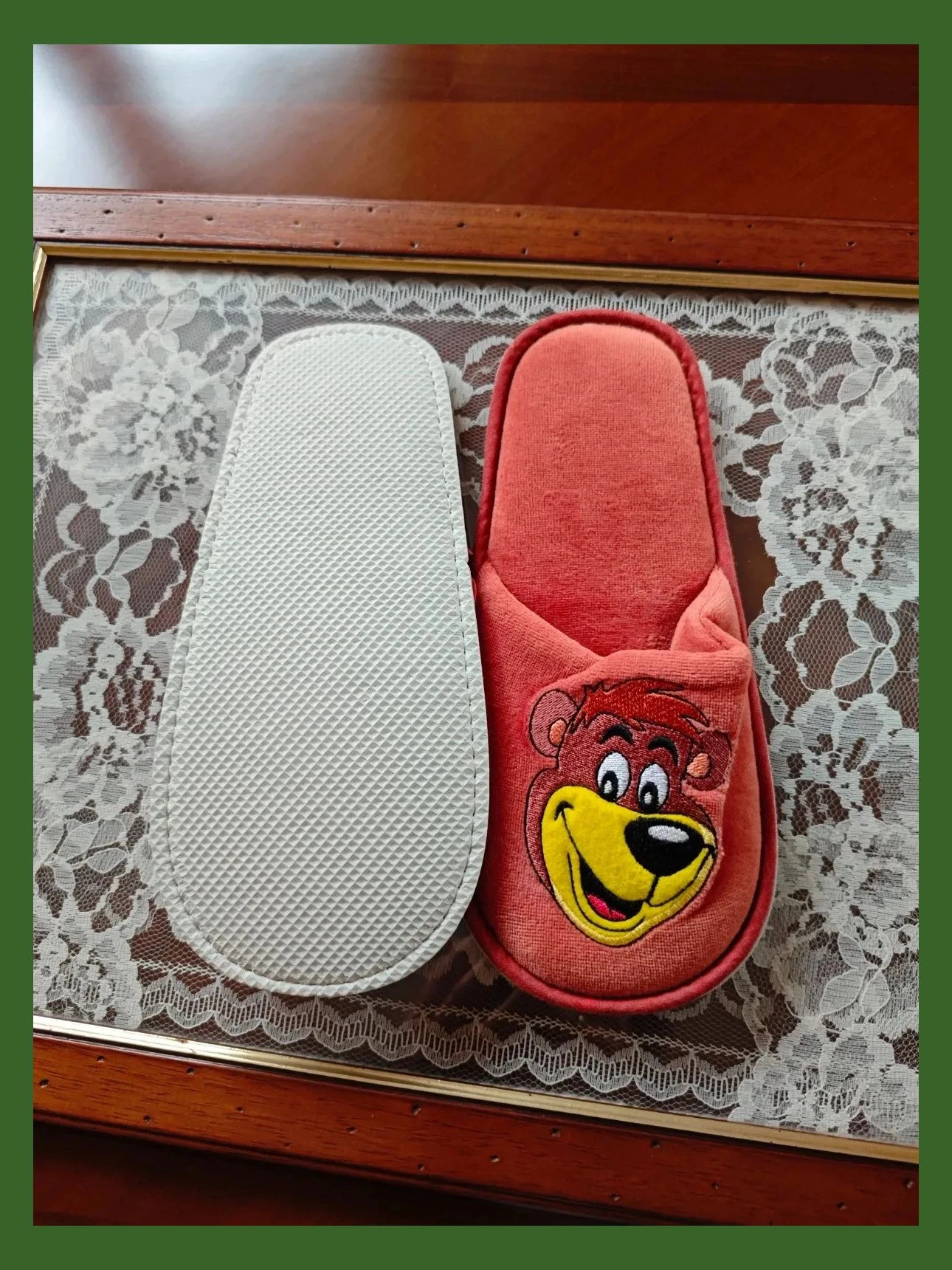 🌺 Zapatillas para casa de terciopelo tono caldera con oso Yogui bordado – taille 37 4