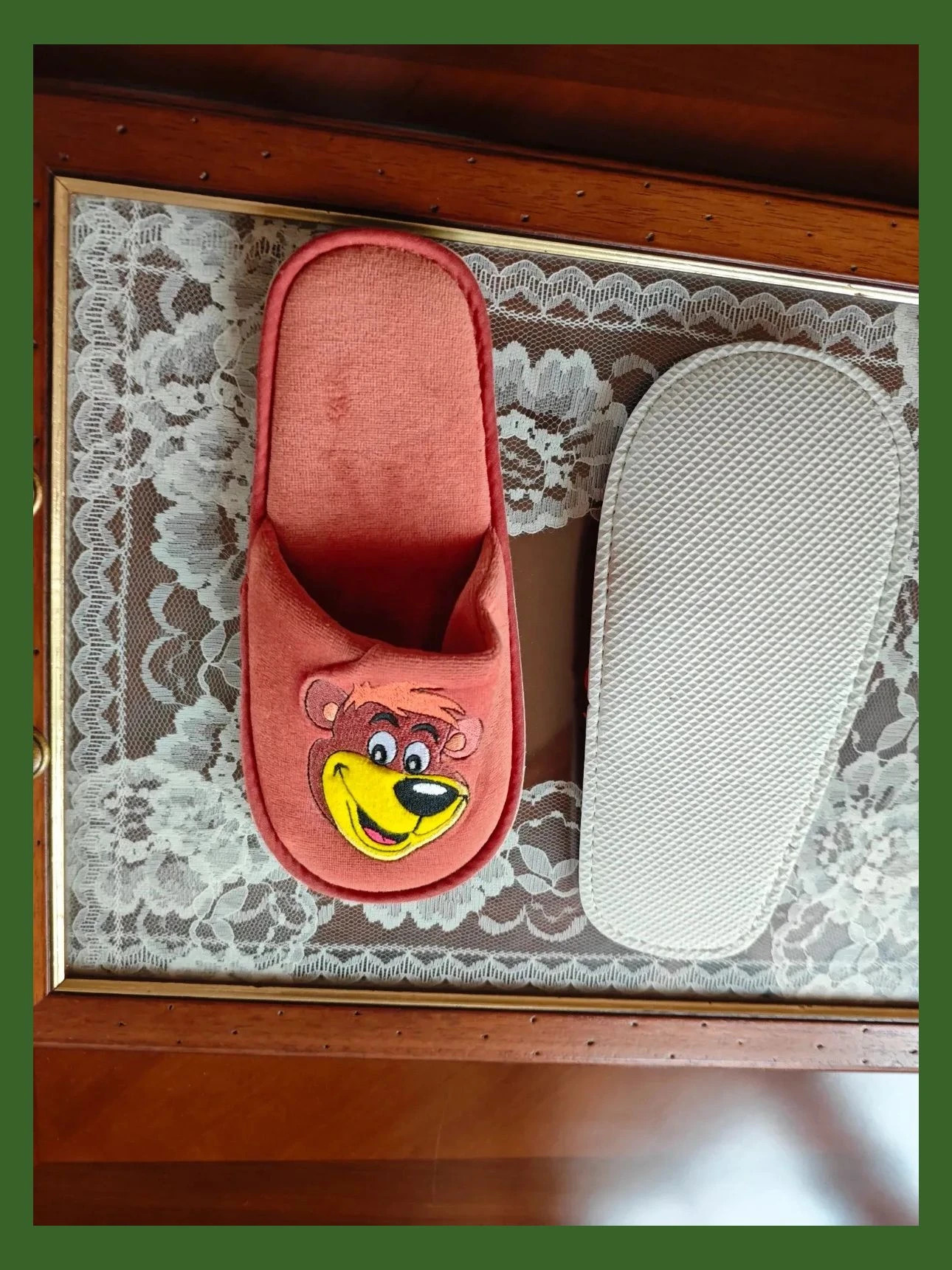 🌺 Zapatillas para casa de terciopelo tono caldera con oso Yogui bordado – taille 37 5