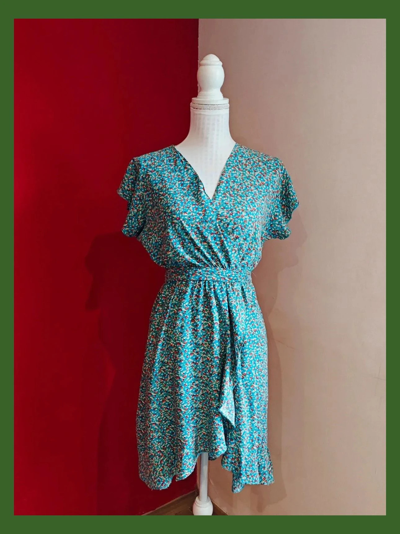 🌺 Vestido ligero azul con florecitas cruzado delante con lazo alrededor de la cintura