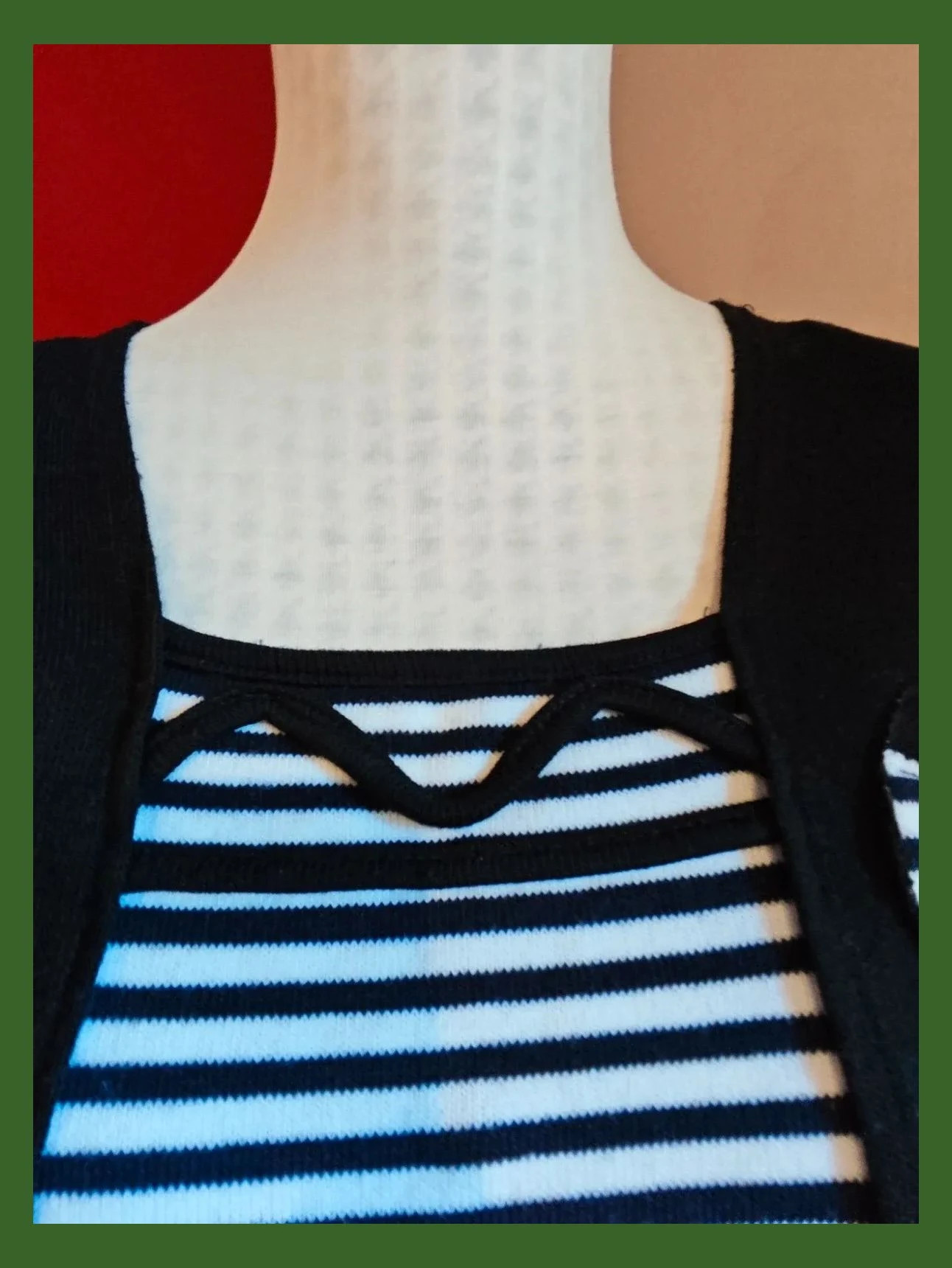 🌺 Bonito jersey negro con pieza central a rayas blancas y negras – taille 5XL / 50 / 22 3