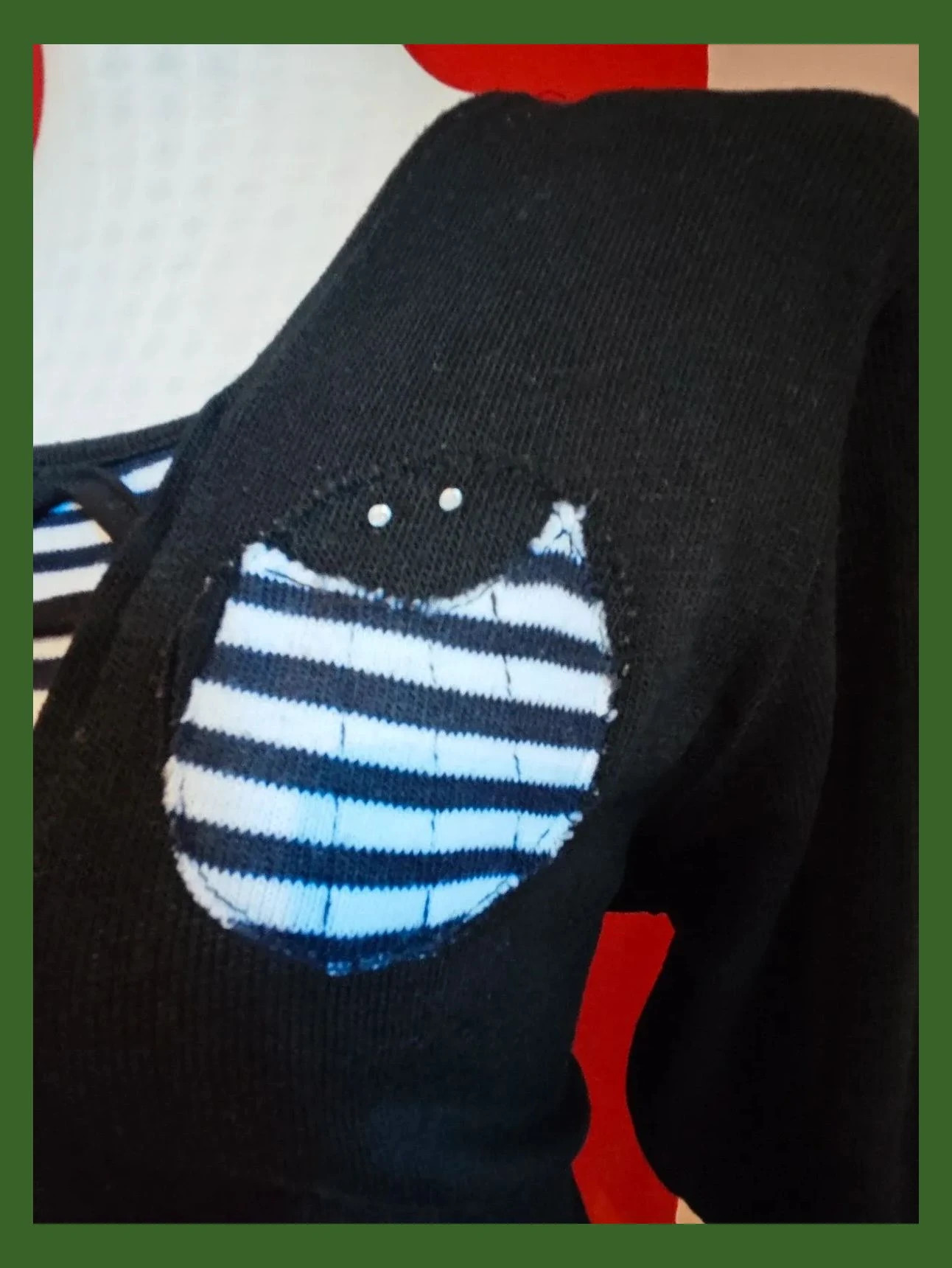 🌺 Bonito jersey negro con pieza central a rayas blancas y negras – taille 5XL / 50 / 22 4
