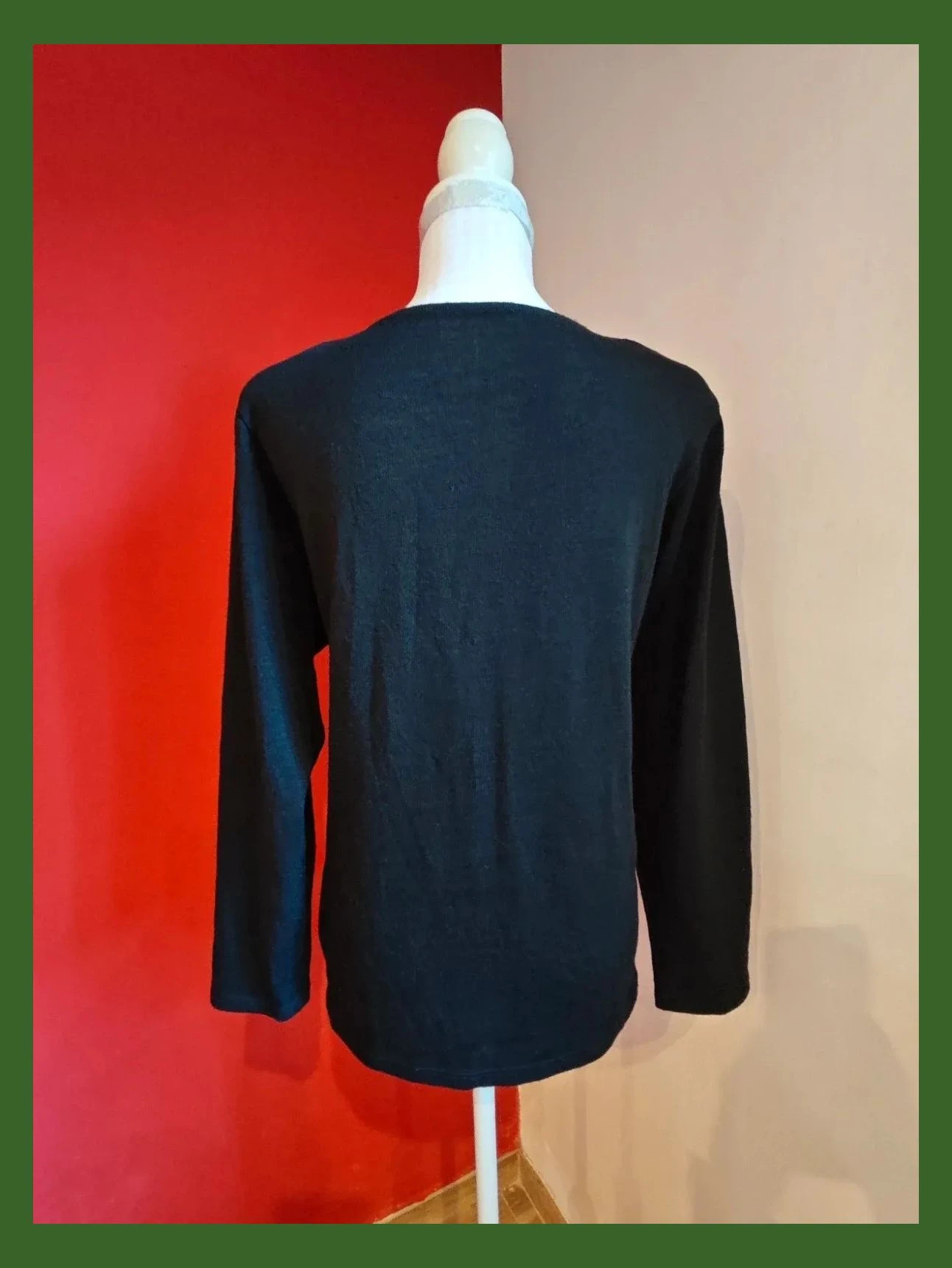 🌺 Bonito jersey negro con pieza central a rayas blancas y negras – taille 5XL / 50 / 22 5