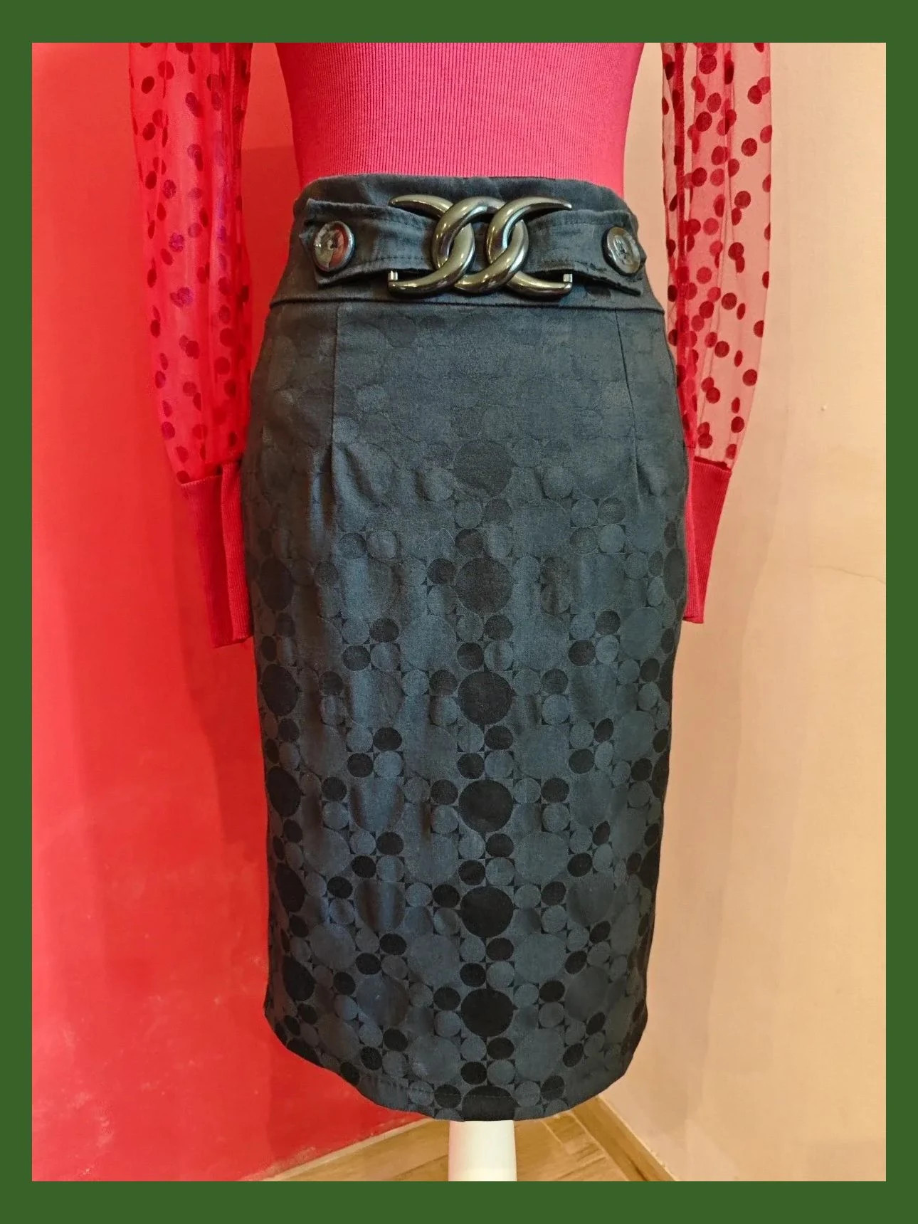 🌺Bonita falda entallada negra con círculos y broche en cintura – Made In Italy – taille M / 38 / 10