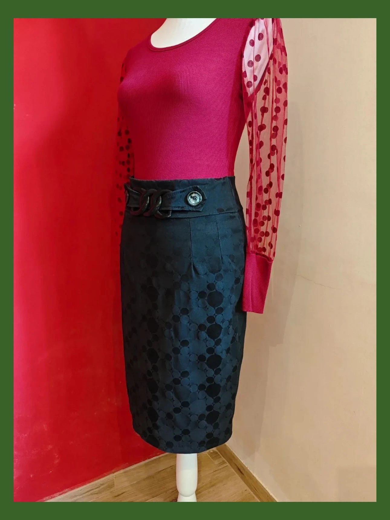 🌺Bonita falda entallada negra con círculos y broche en cintura – Made In Italy – taille M / 38 / 10 3