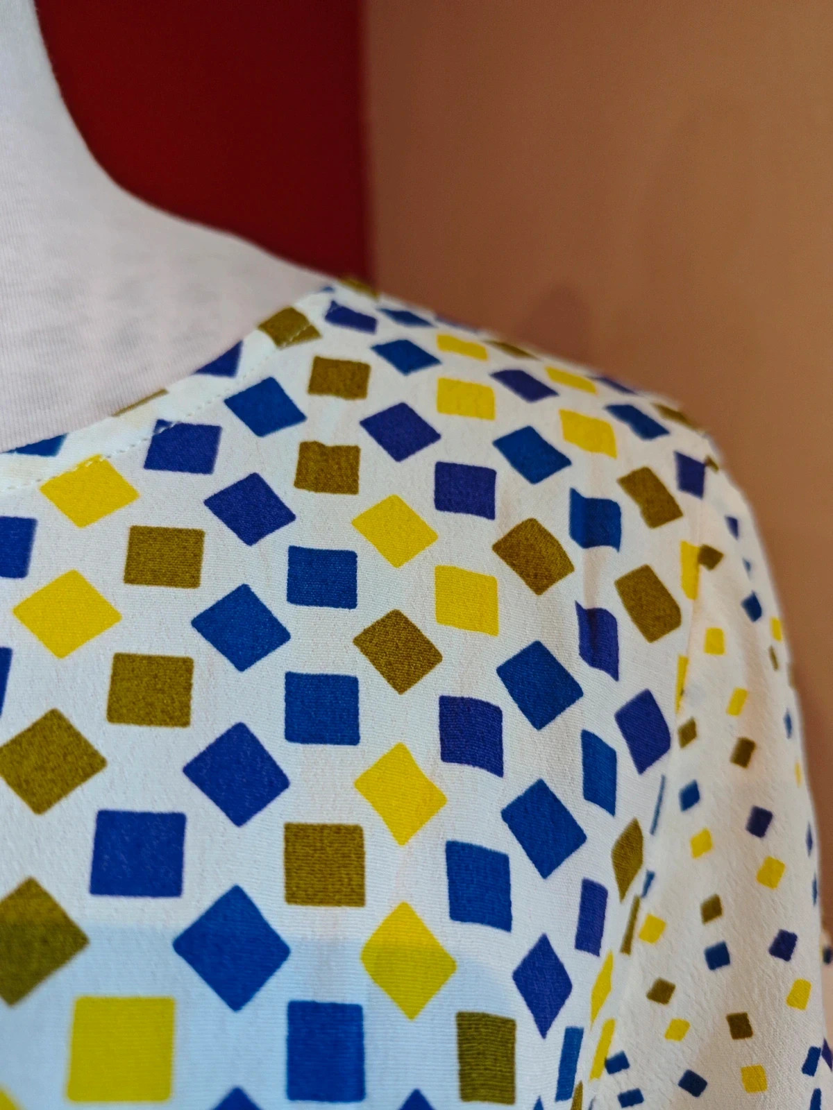 🌺Bonita blusa blanca con rombos y rectángulos multicolor y apertura en espalda – Promod – taille XL / 42 / 14 4