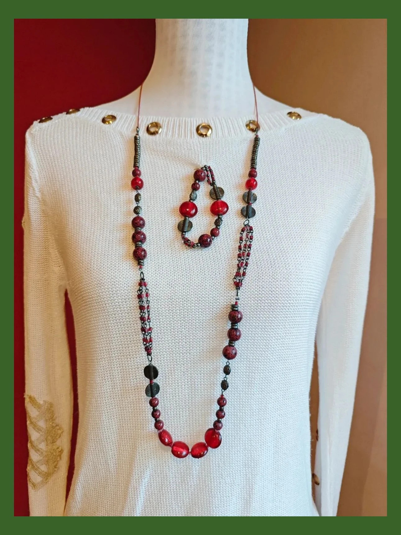 🌺 Conjunto de collar largo y pulsera con diferentes abalorios de cristal rojo y metal plateado