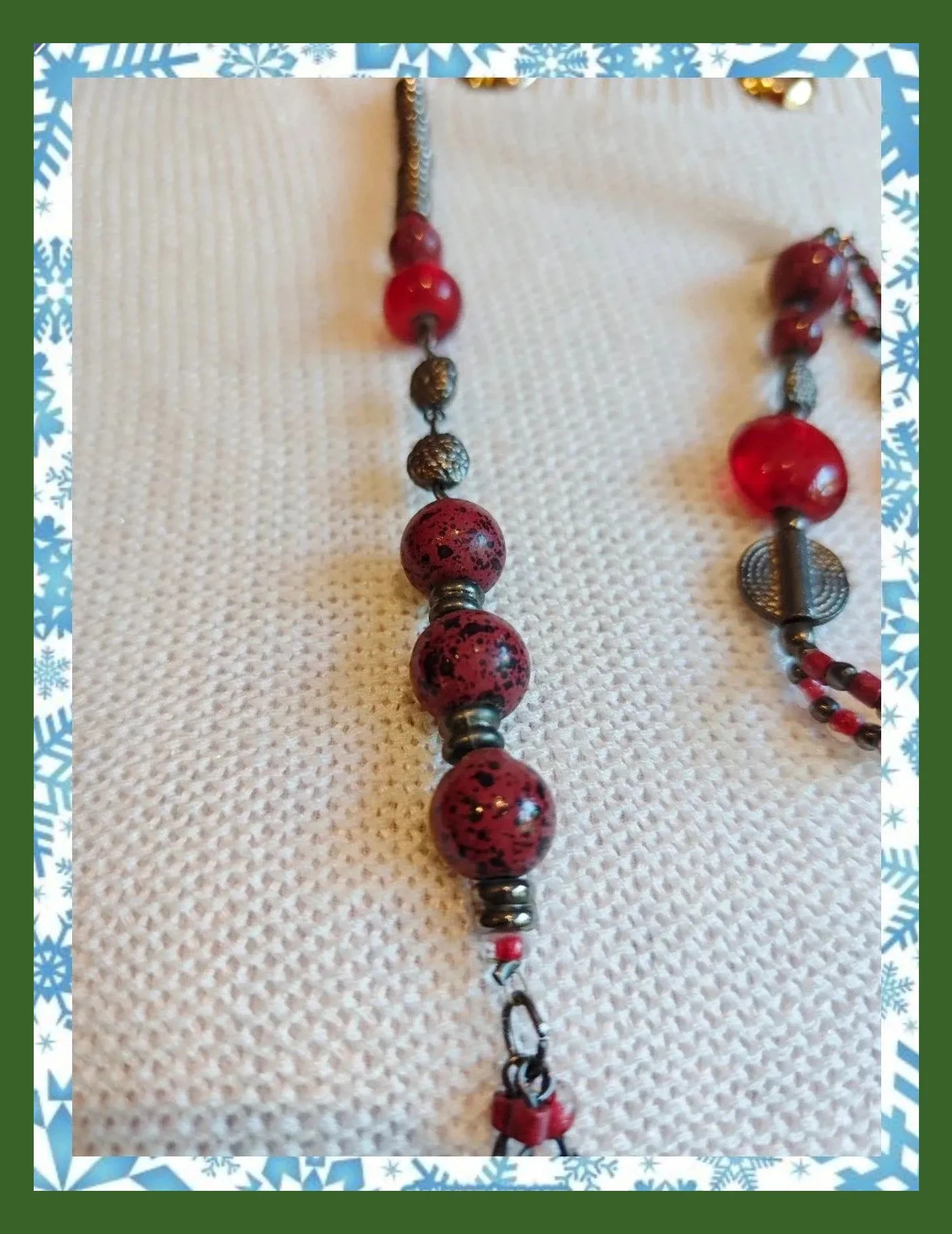 🌺 Conjunto de collar largo y pulsera con diferentes abalorios de cristal rojo y metal plateado – Vintage Chic 2