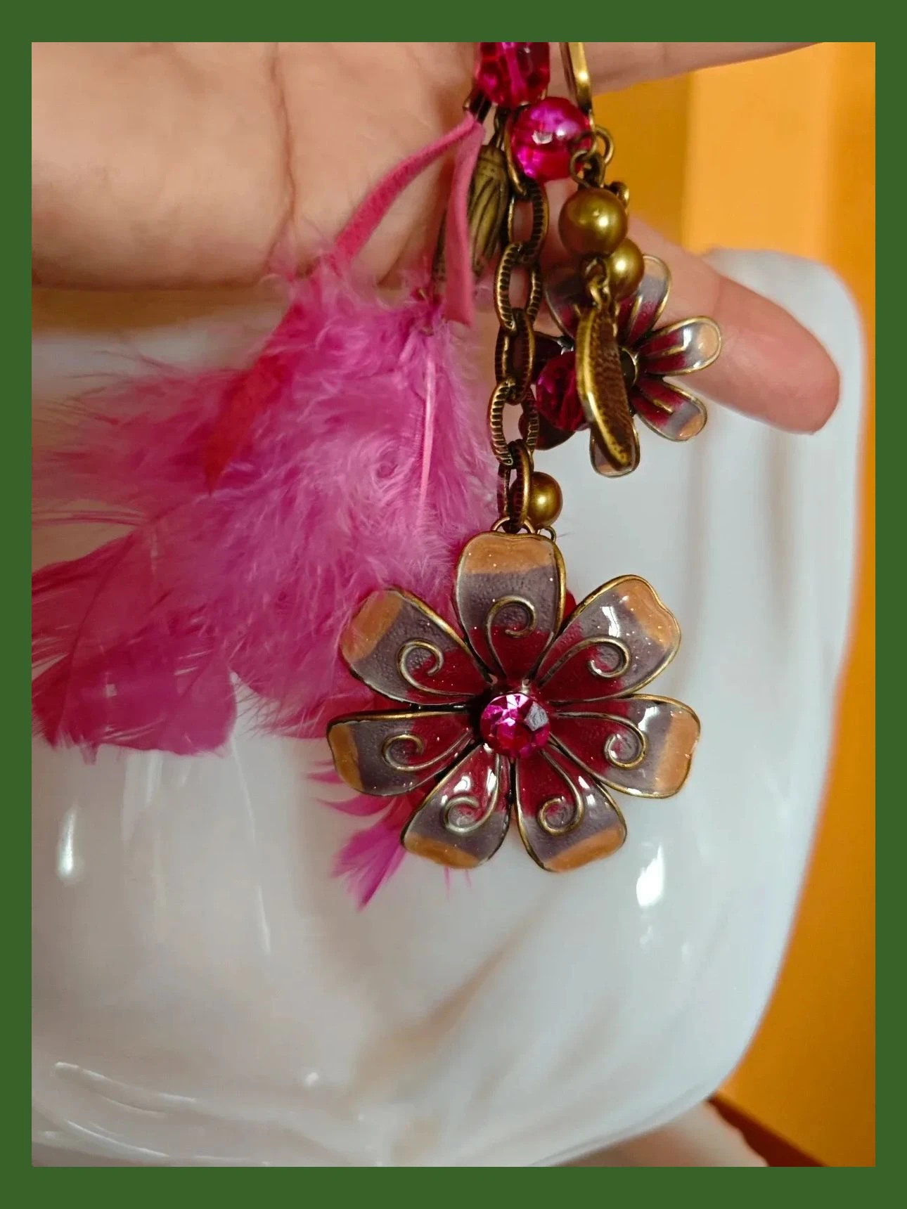 🌺 Bonito llavero dorado viejo con colgantes con brillantes fucsia y pluma 2