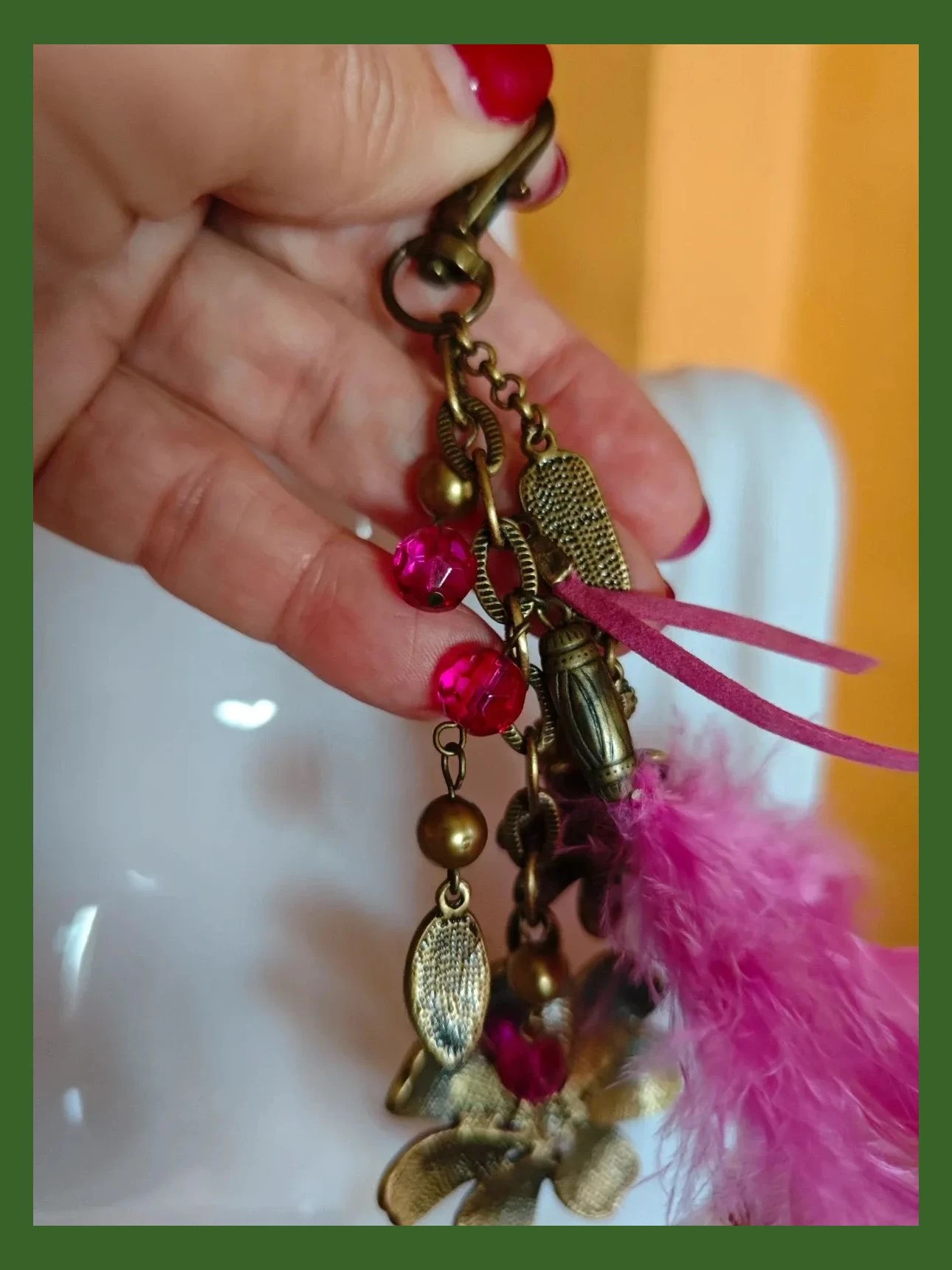 🌺 Bonito llavero dorado viejo con colgantes con brillantes fucsia y pluma 3