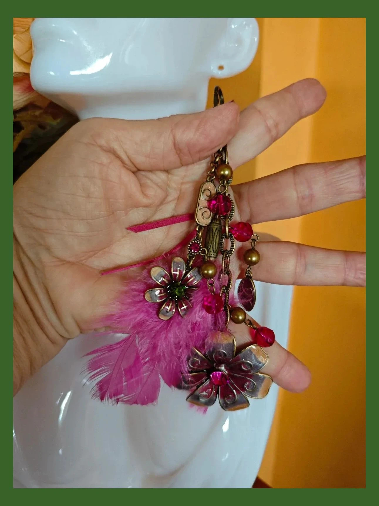 🌺 Bonito llavero dorado viejo con colgantes con brillantes fucsia y pluma 4