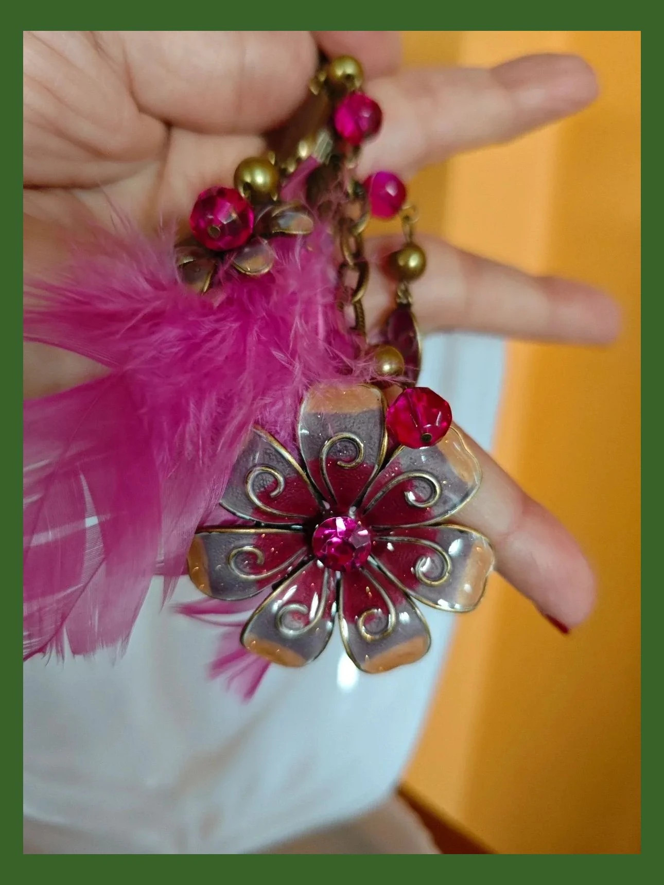 🌺 Bonito llavero dorado viejo con colgantes con brillantes fucsia y pluma 5