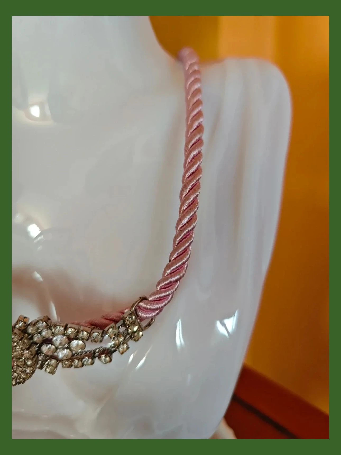 🌺 Precioso conjunto de gargantilla y pulsera con cordón rosa y pieza de brillantes – Vintage Chic 3