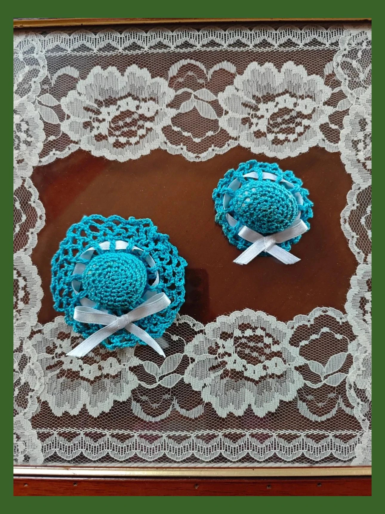 🌺Dos bonitos broches hecho a mano en forma de sombreros azules con cinta blanca