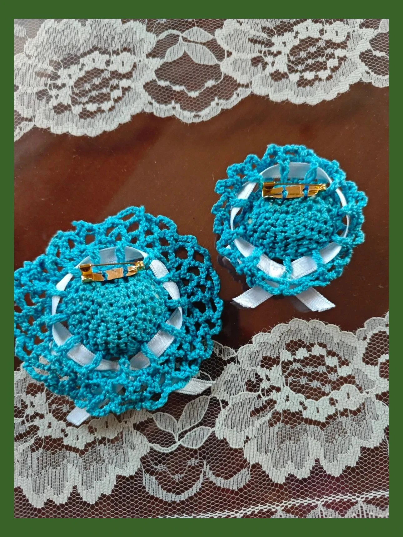🌺Dos bonitos broches hecho a mano en forma de sombreros azules con cinta blanca – Artesano 2