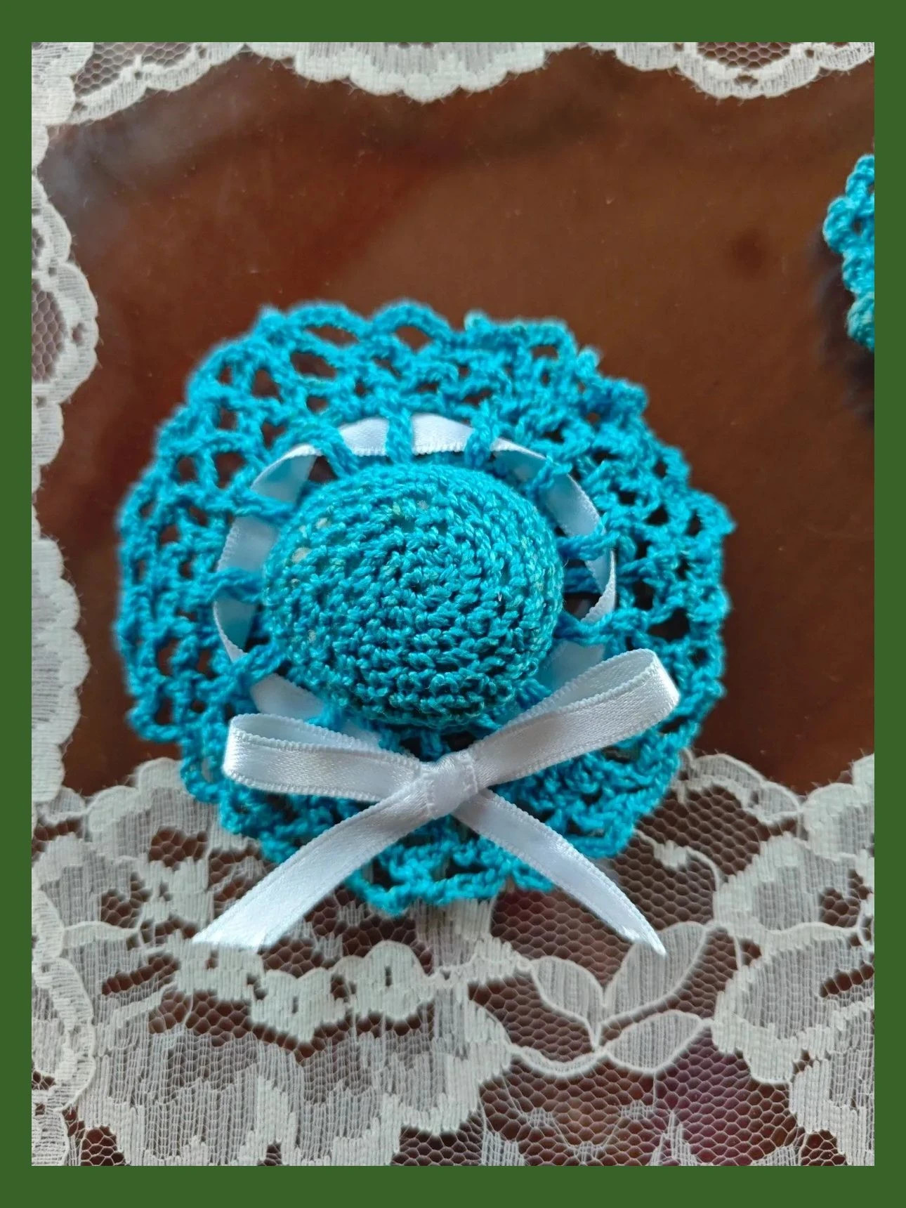 🌺Dos bonitos broches hecho a mano en forma de sombreros azules con cinta blanca – Artesano 3