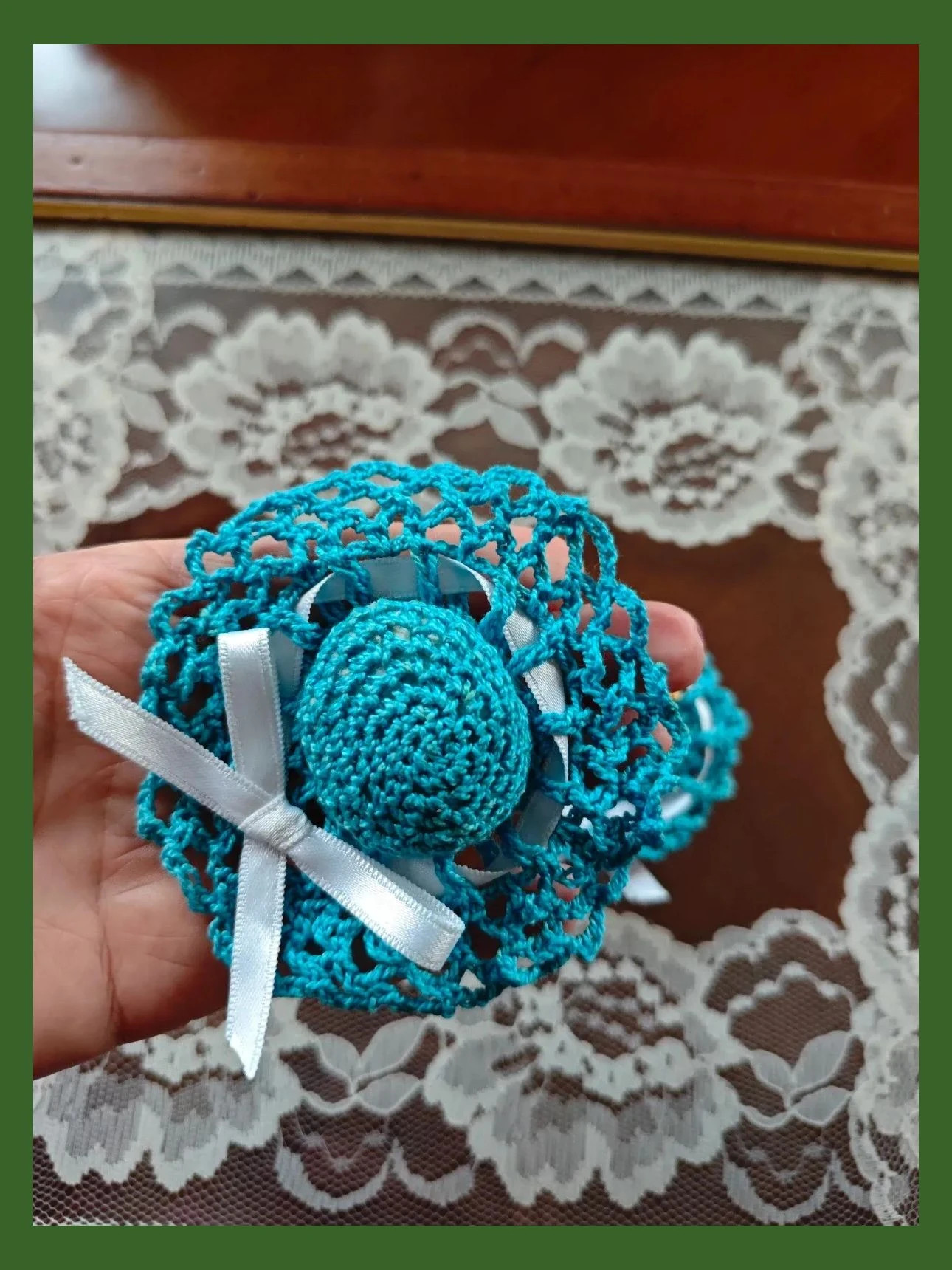 🌺Dos bonitos broches hecho a mano en forma de sombreros azules con cinta blanca – Artesano 4