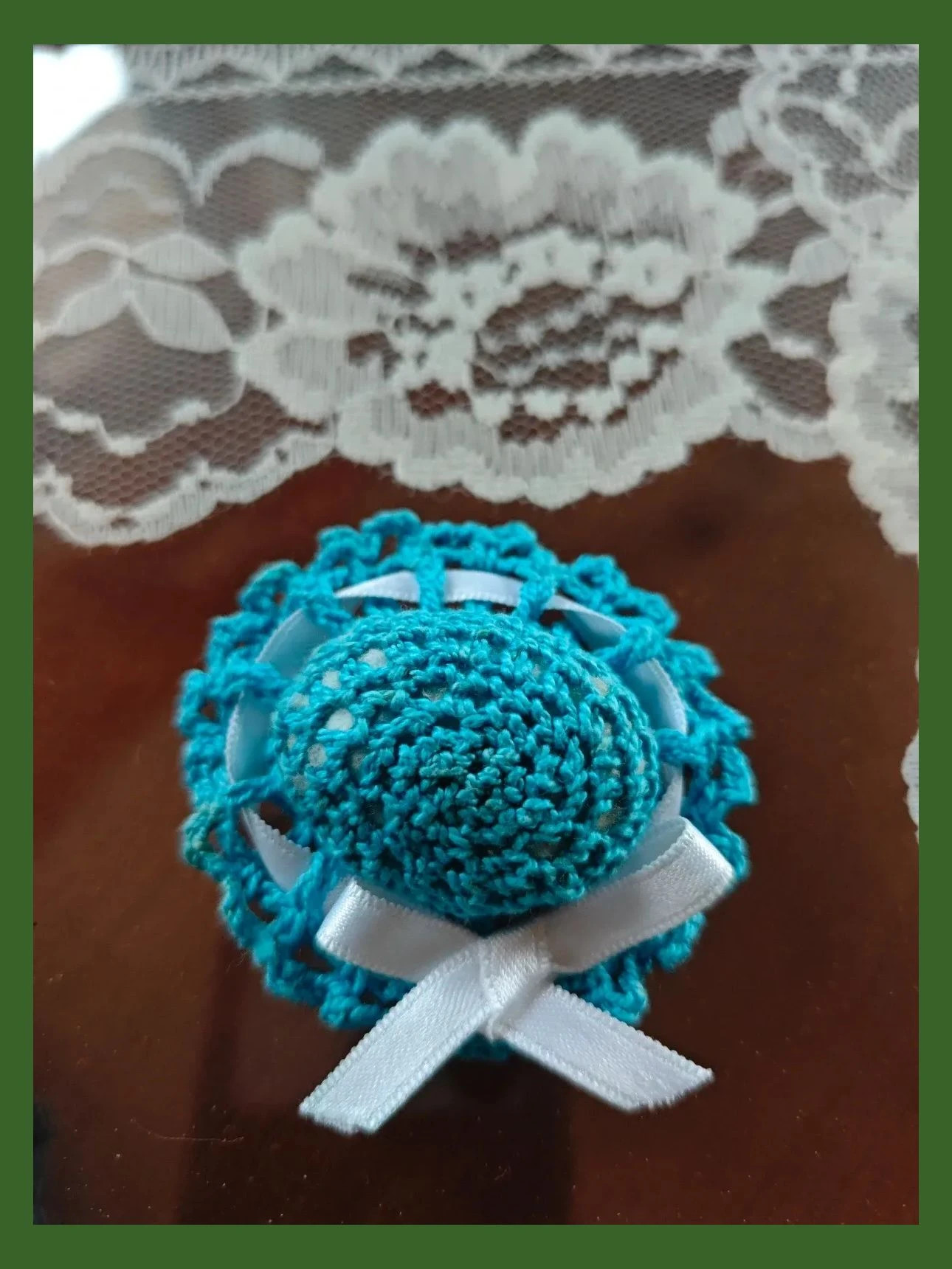 🌺Dos bonitos broches hecho a mano en forma de sombreros azules con cinta blanca – Artesano 5