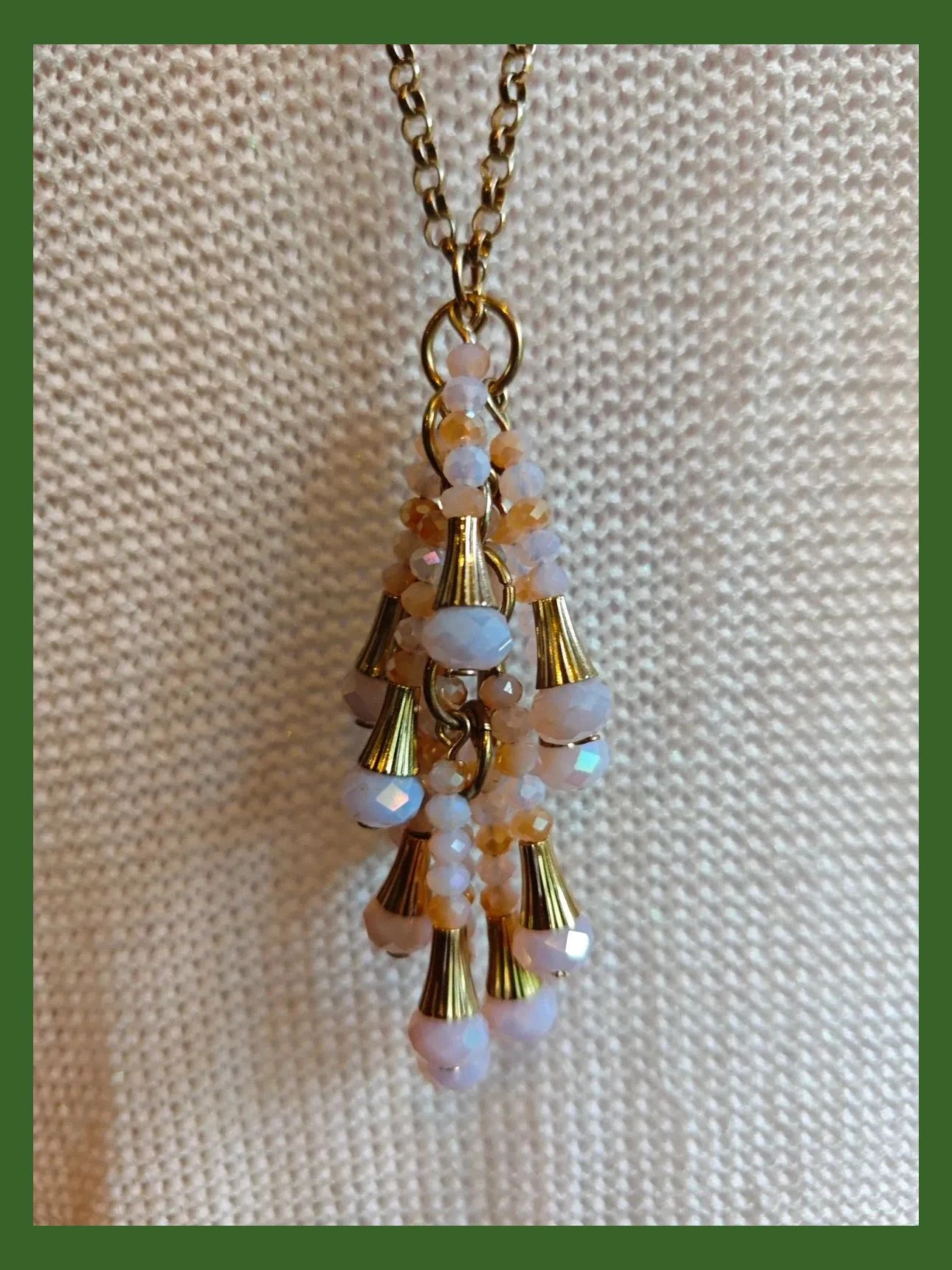 🌺Colgante con varios abalorios rosa y dorado y cadena larga 2