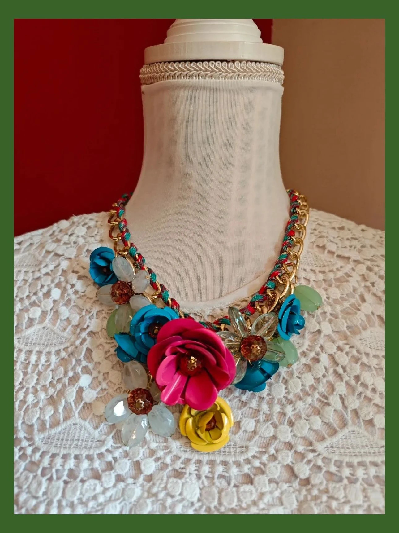 🌺 Divino collar de cadena dorada con hermosas flores y abalorios de colores