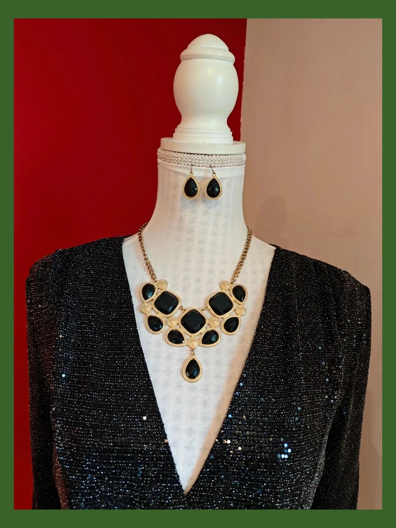 🌺Precioso conjunto de gargantilla y pendientes con piezas negras sobre dorado