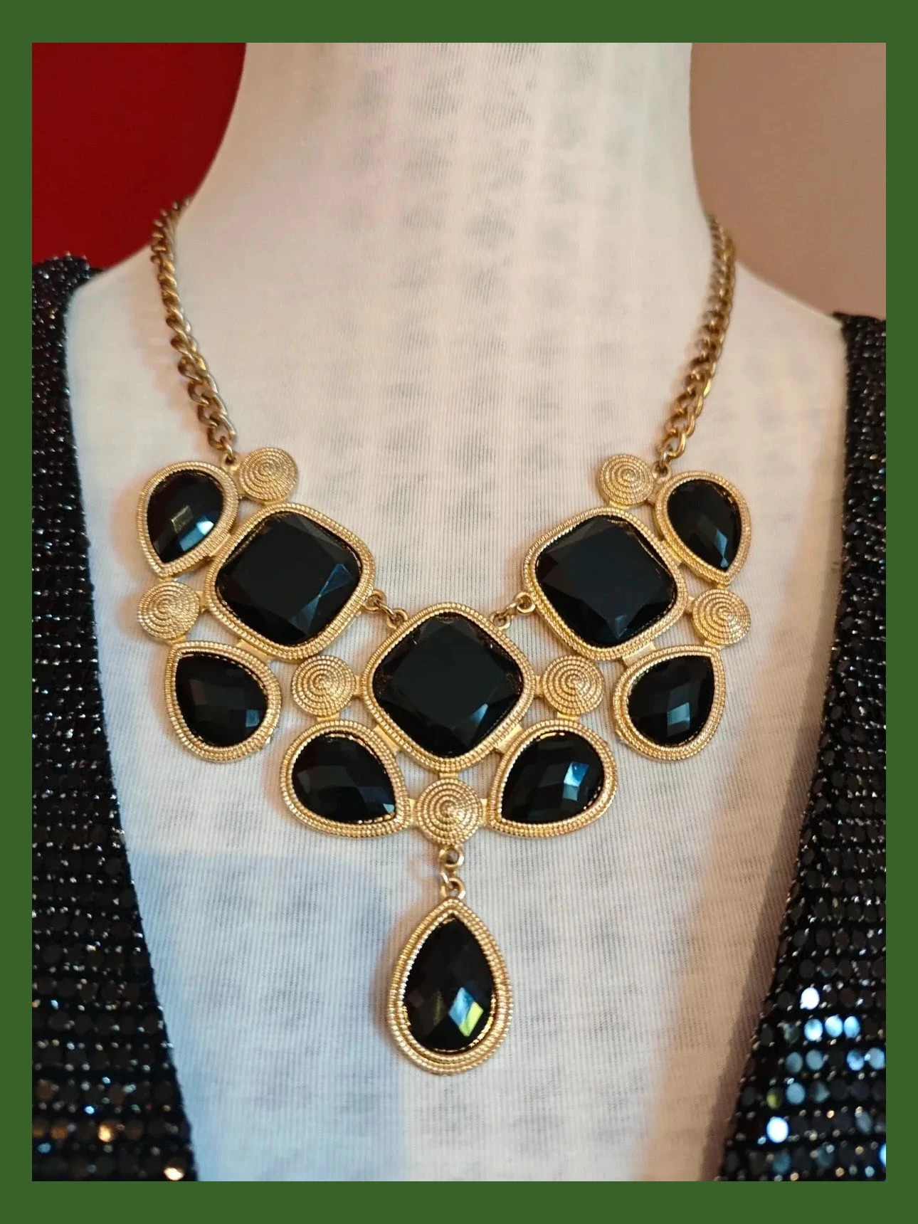 🌺Precioso conjunto de gargantilla y pendientes con piezas negras sobre dorado – Bijou Brigitte 2