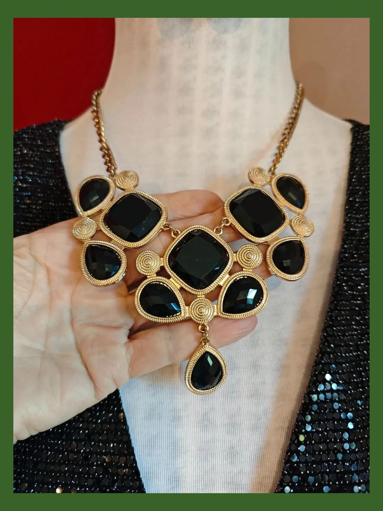 🌺Precioso conjunto de gargantilla y pendientes con piezas negras sobre dorado – Bijou Brigitte 3