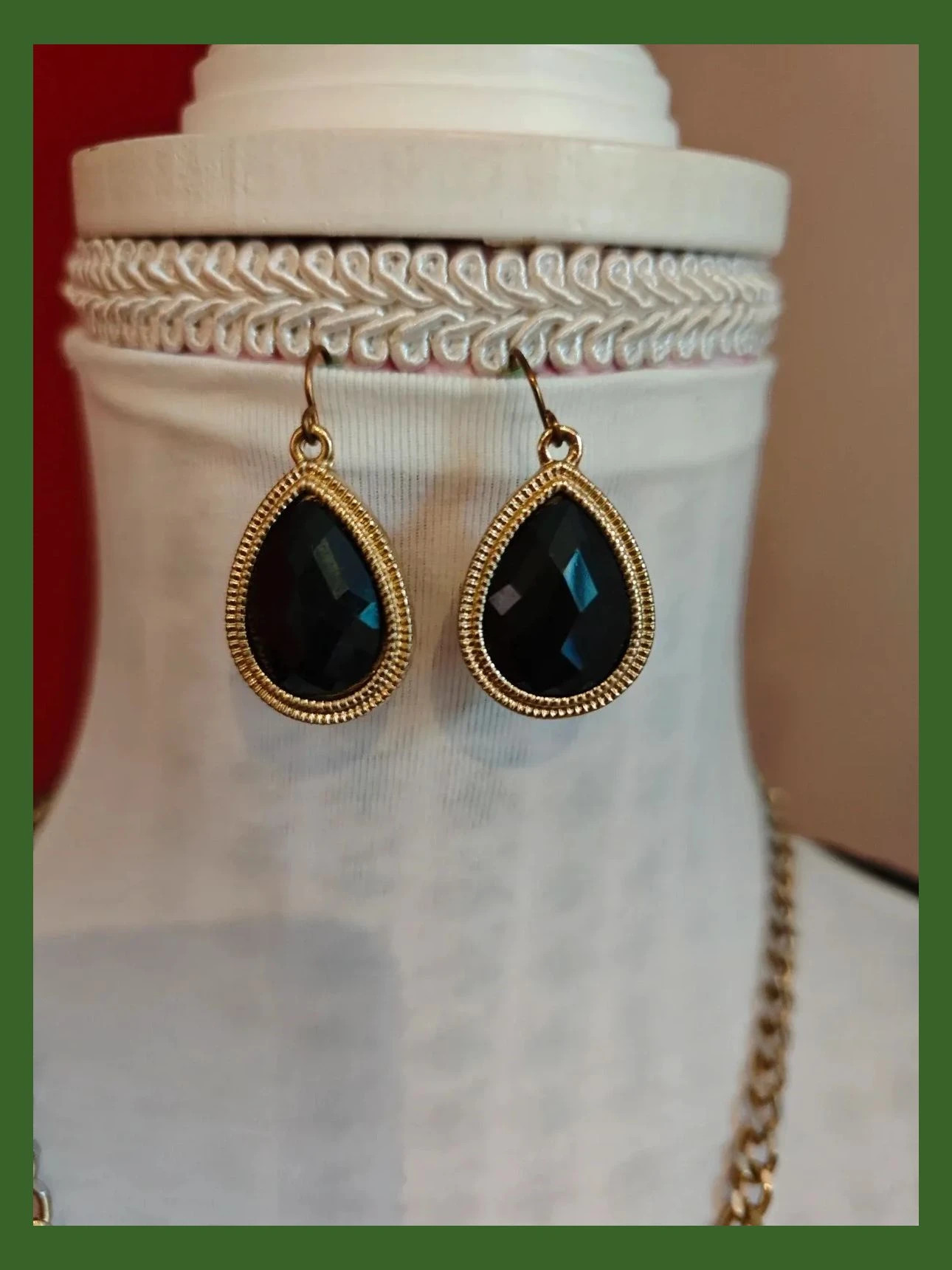 🌺Precioso conjunto de gargantilla y pendientes con piezas negras sobre dorado – Bijou Brigitte 4