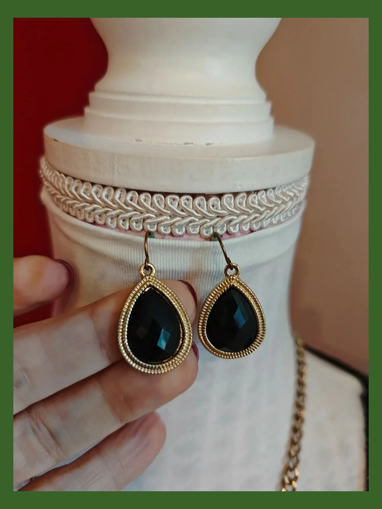 🌺Precioso conjunto de gargantilla y pendientes con piezas negras sobre dorado – Bijou Brigitte 5