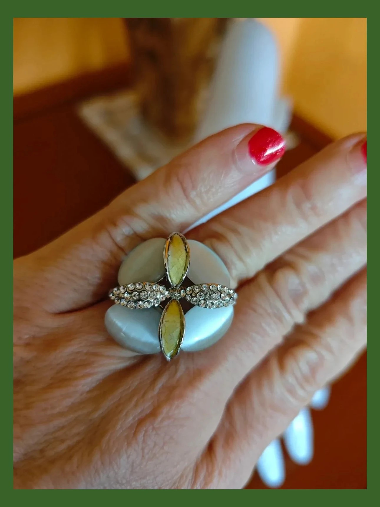 🌺 Precioso anillo plateado con piezas nacaradas y hojas doradas y brillantes – Vintage Dressing – taille 18,5 mm
