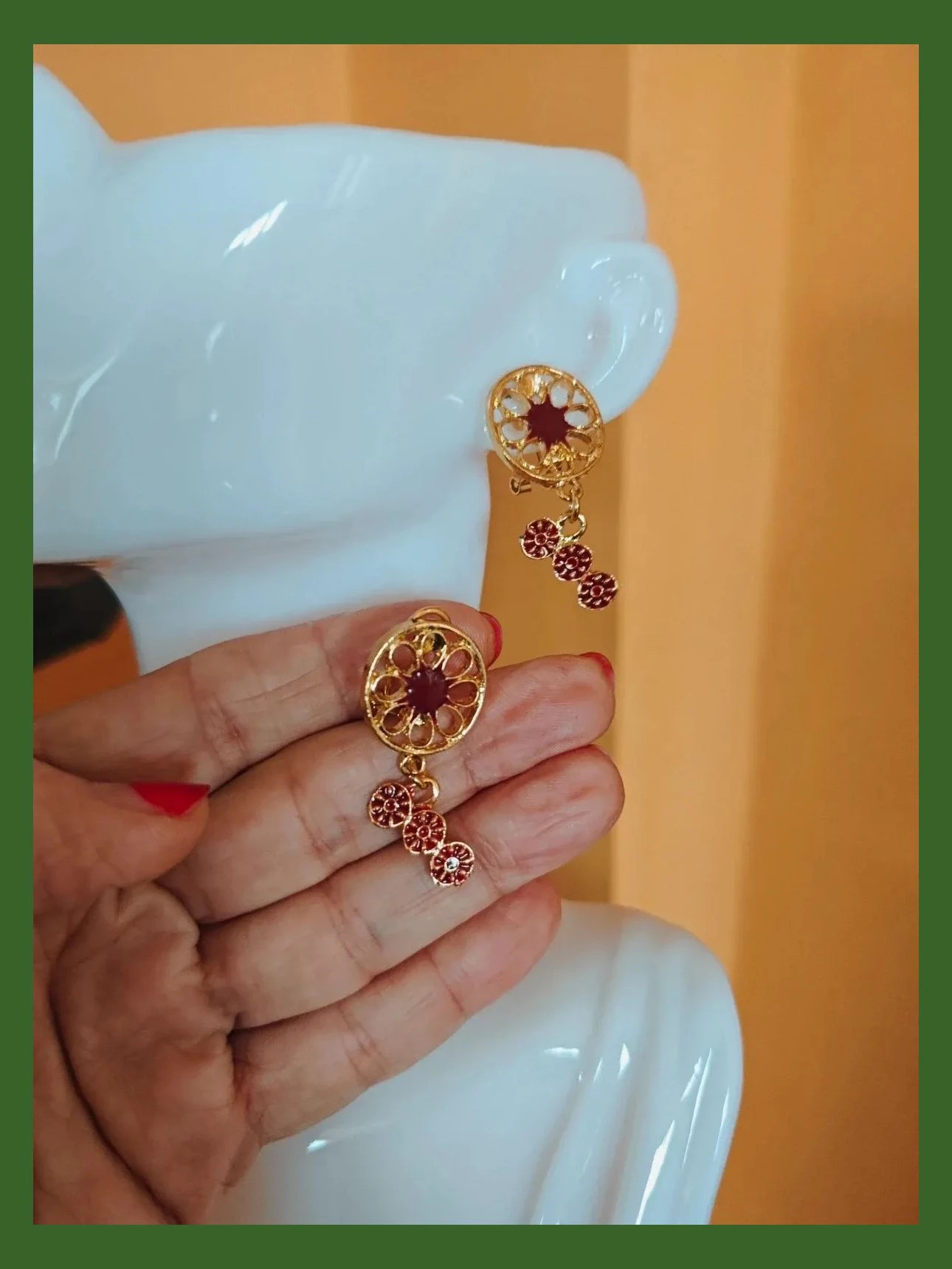 🌺 Pendientes dorados y granate con colgante – Vintage Chic