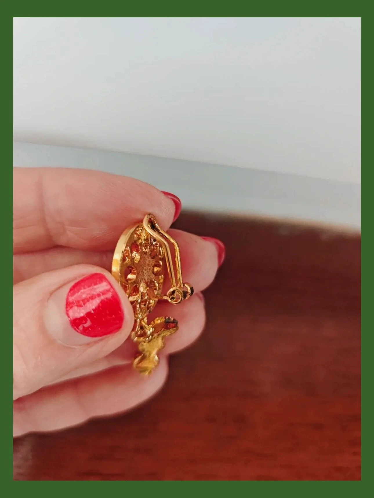 🌺 Pendientes dorados y granate con colgante – Vintage Chic 4
