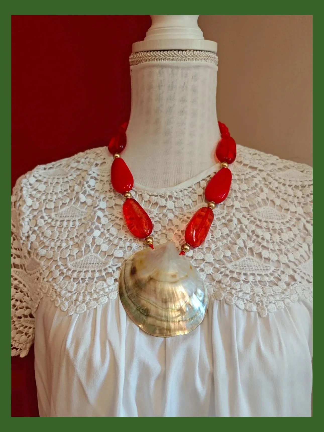 🌺 Original y bonito collar con abalorios rojos y colgante de gran concha