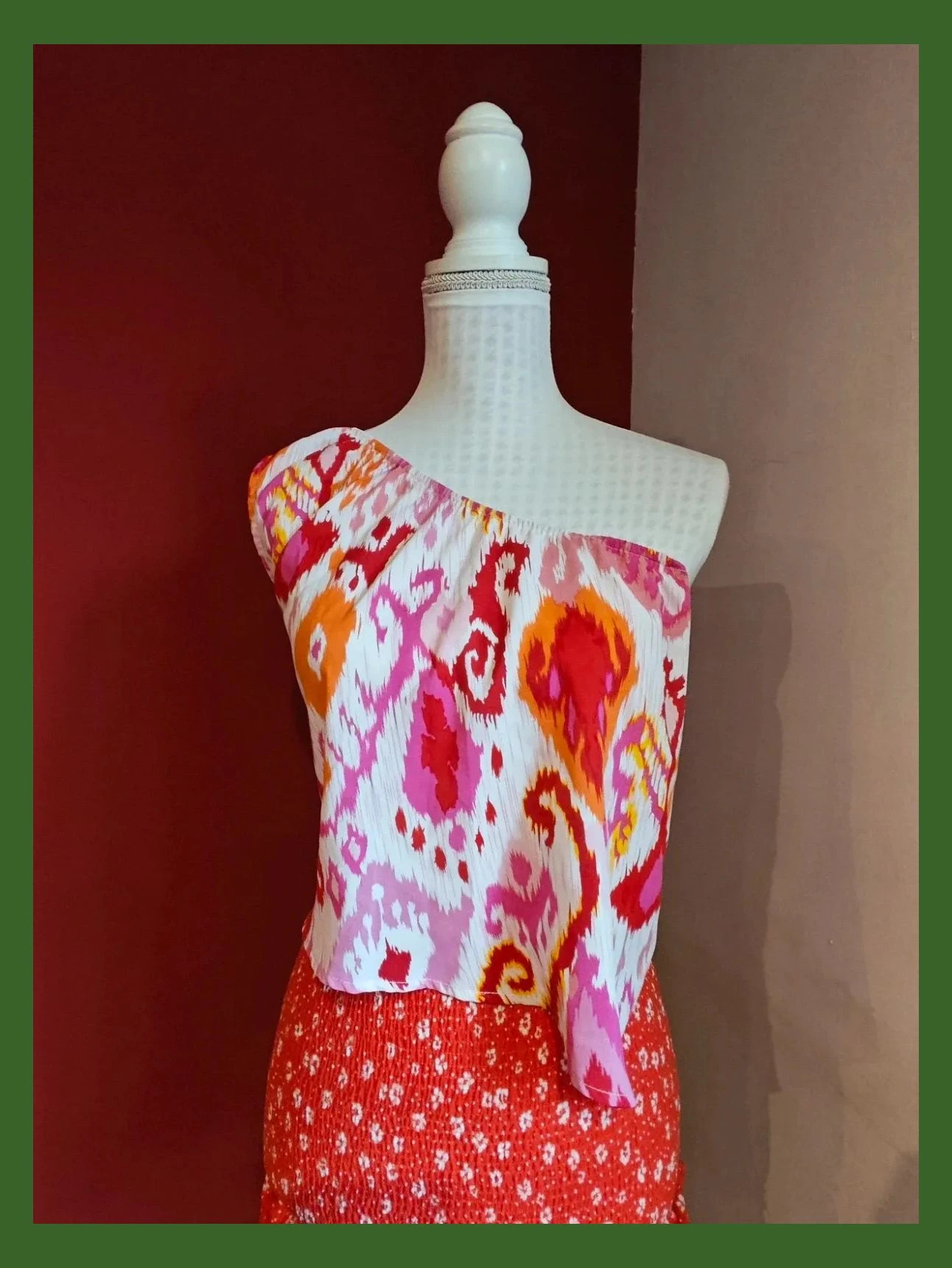 🌺 Original crop top estampado con hombro al aire – taille L / 40 / 12