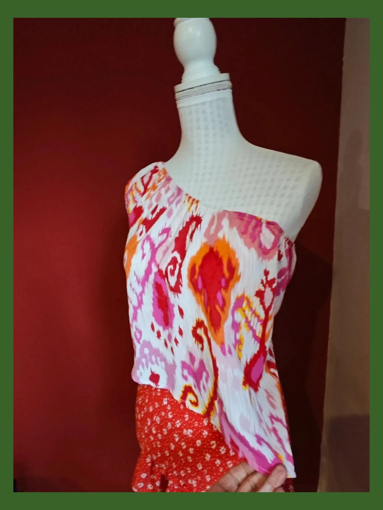 🌺 Original crop top estampado con hombro al aire – taille L / 40 / 12 3