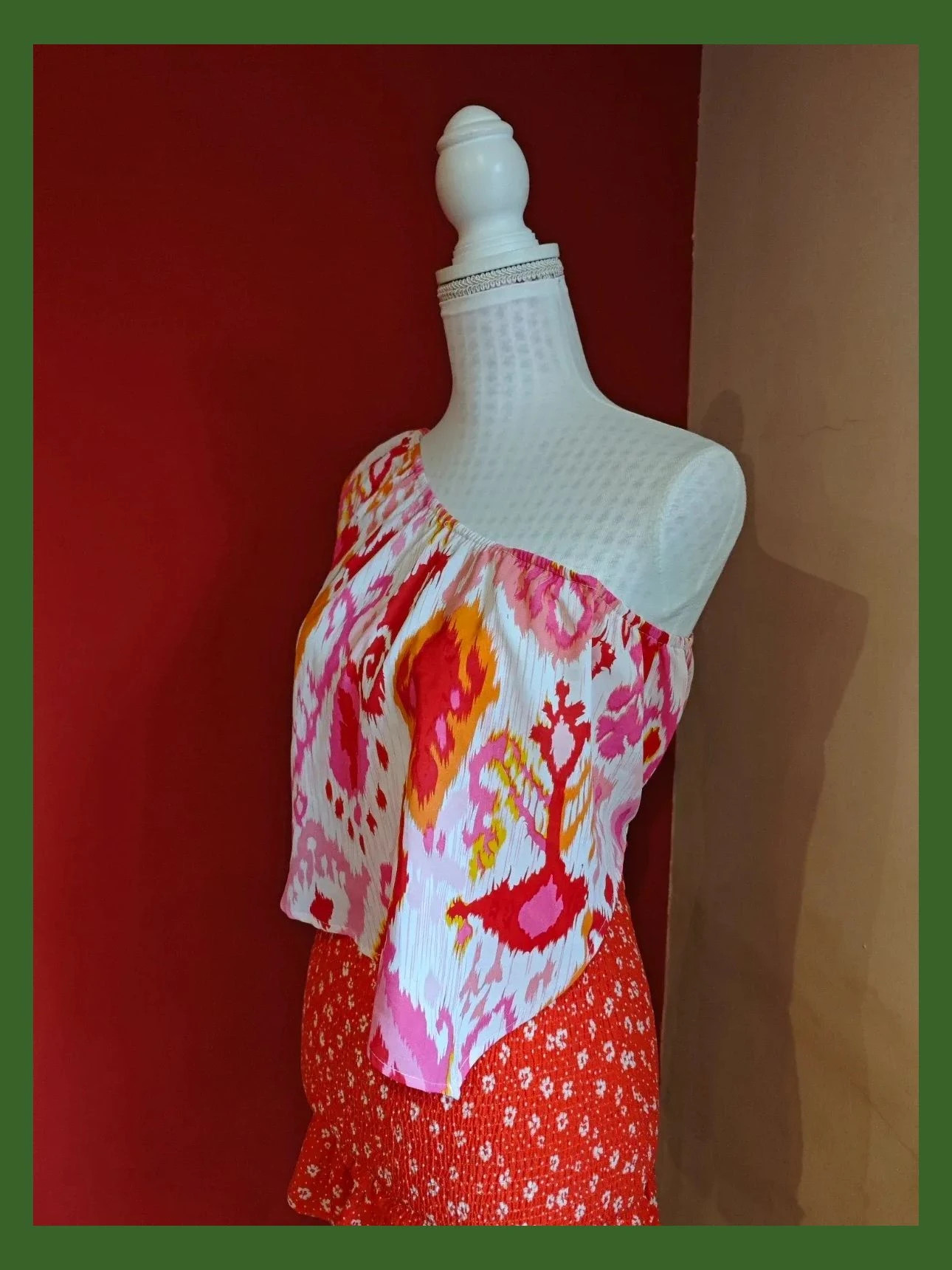 🌺 Original crop top estampado con hombro al aire – taille L / 40 / 12 4