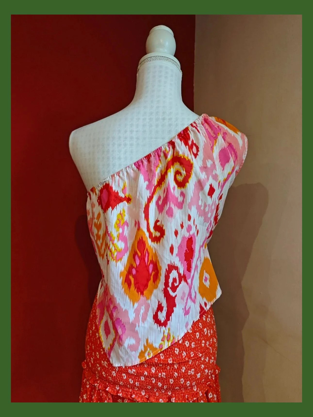 🌺 Original crop top estampado con hombro al aire – taille L / 40 / 12 5