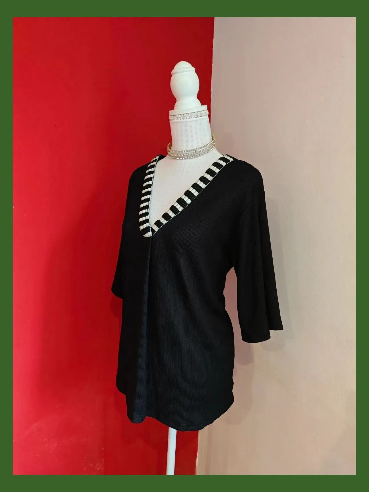 🌺 Elegante blusa negra con bordados negro y blanco en el cuello de pico – El Corte Inglés – taille XXL / 44 / 16 2